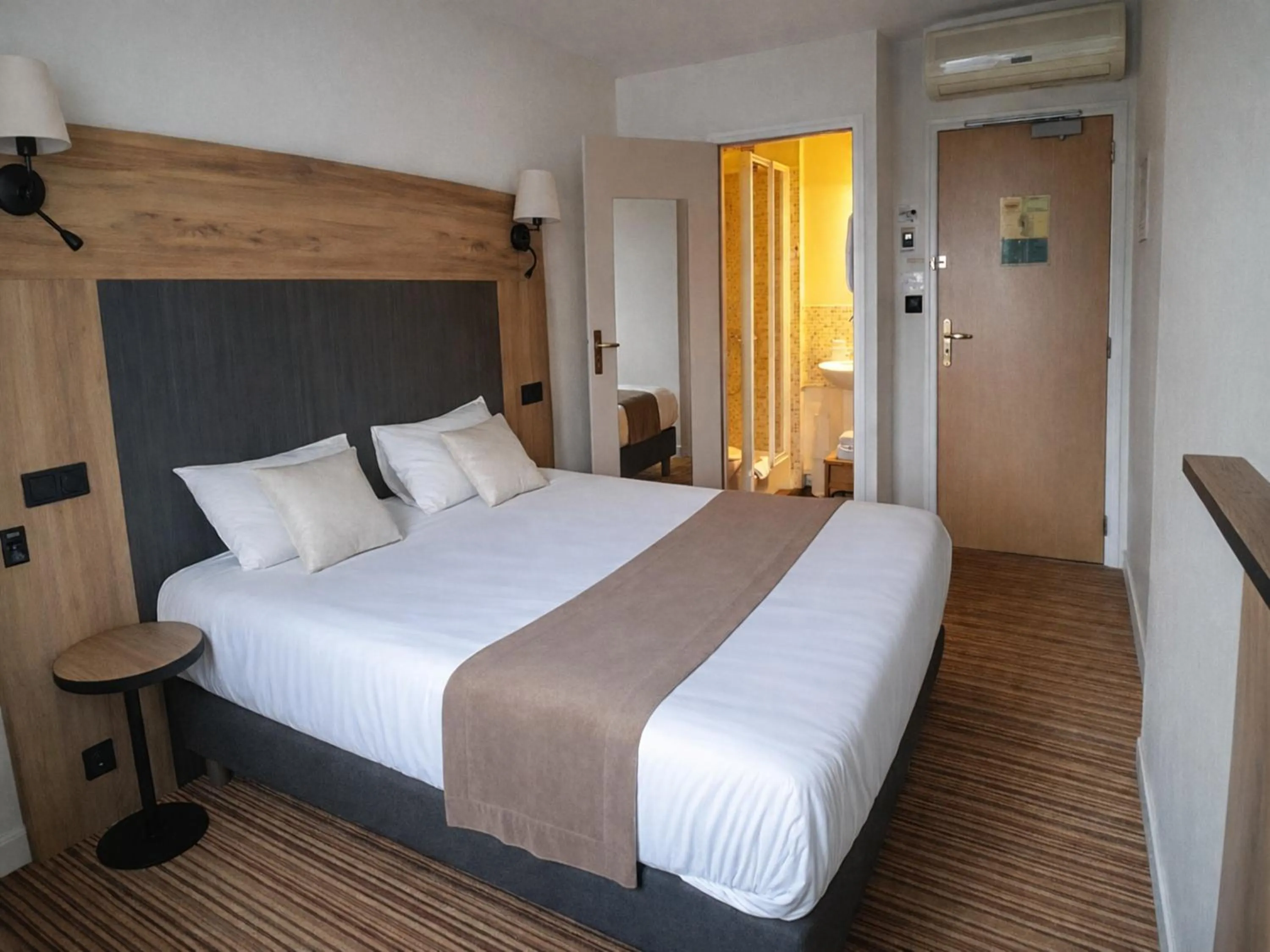 Bedroom, Bed in The Originals City, Hôtel Napoléon, La Roche-sur-Yon