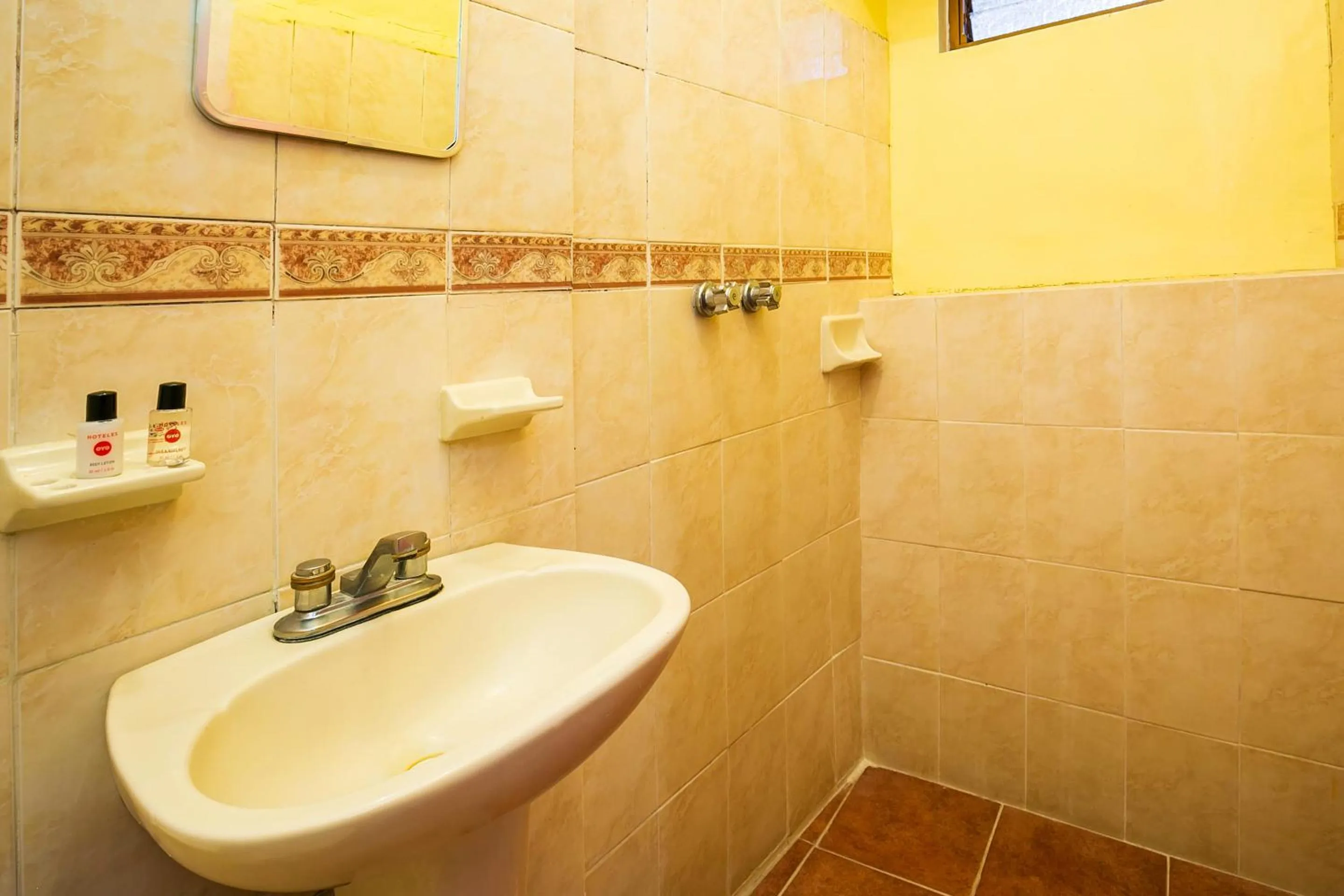 Bathroom in OYO Posada De Los Angeles, Pátzcuaro