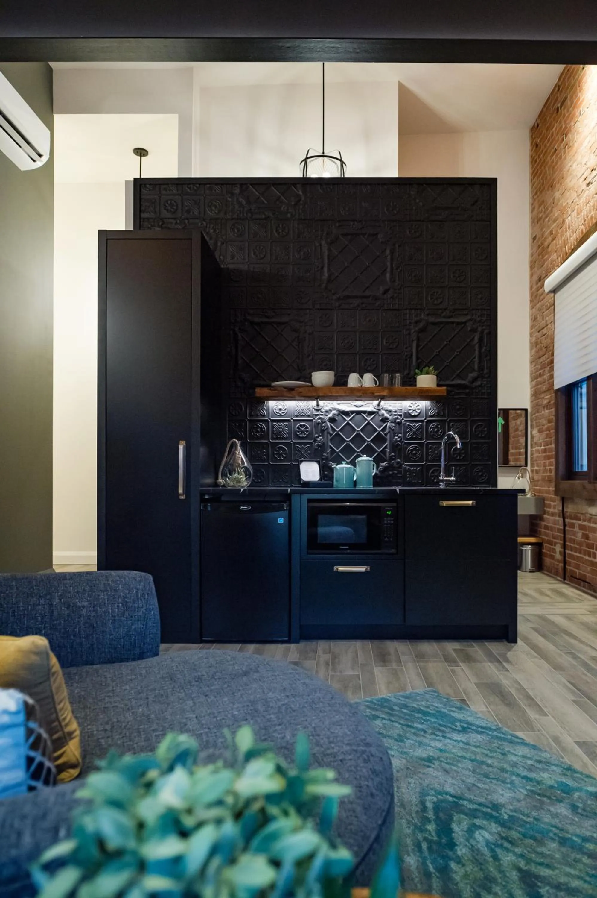 Coffee/tea facilities in 48 King West Boutique Hotel