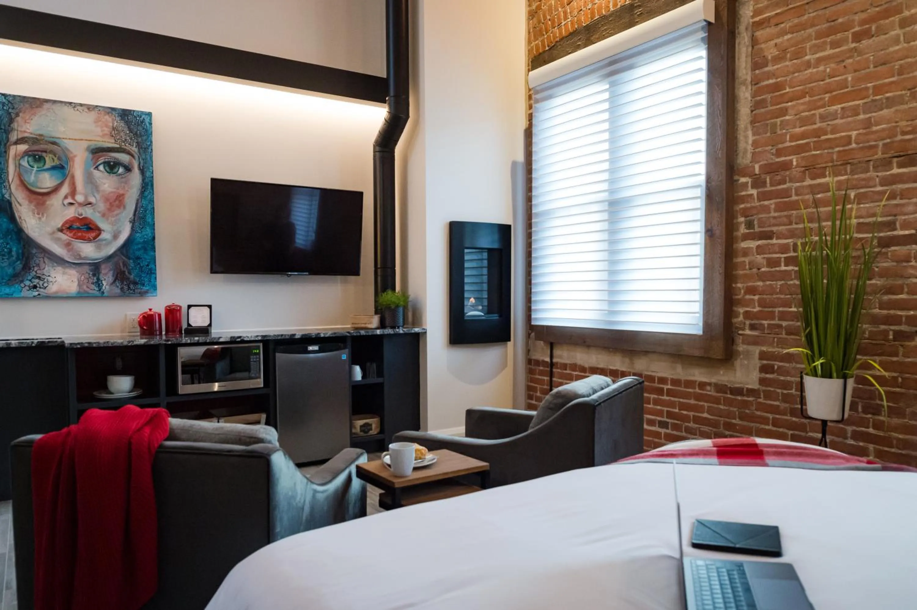 Seating area, Bed in 48 King West Boutique Hotel