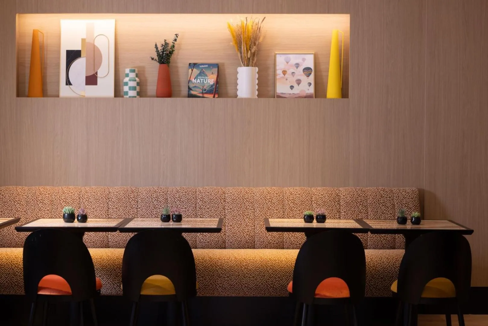 Restaurant/places to eat in Hotel le 46