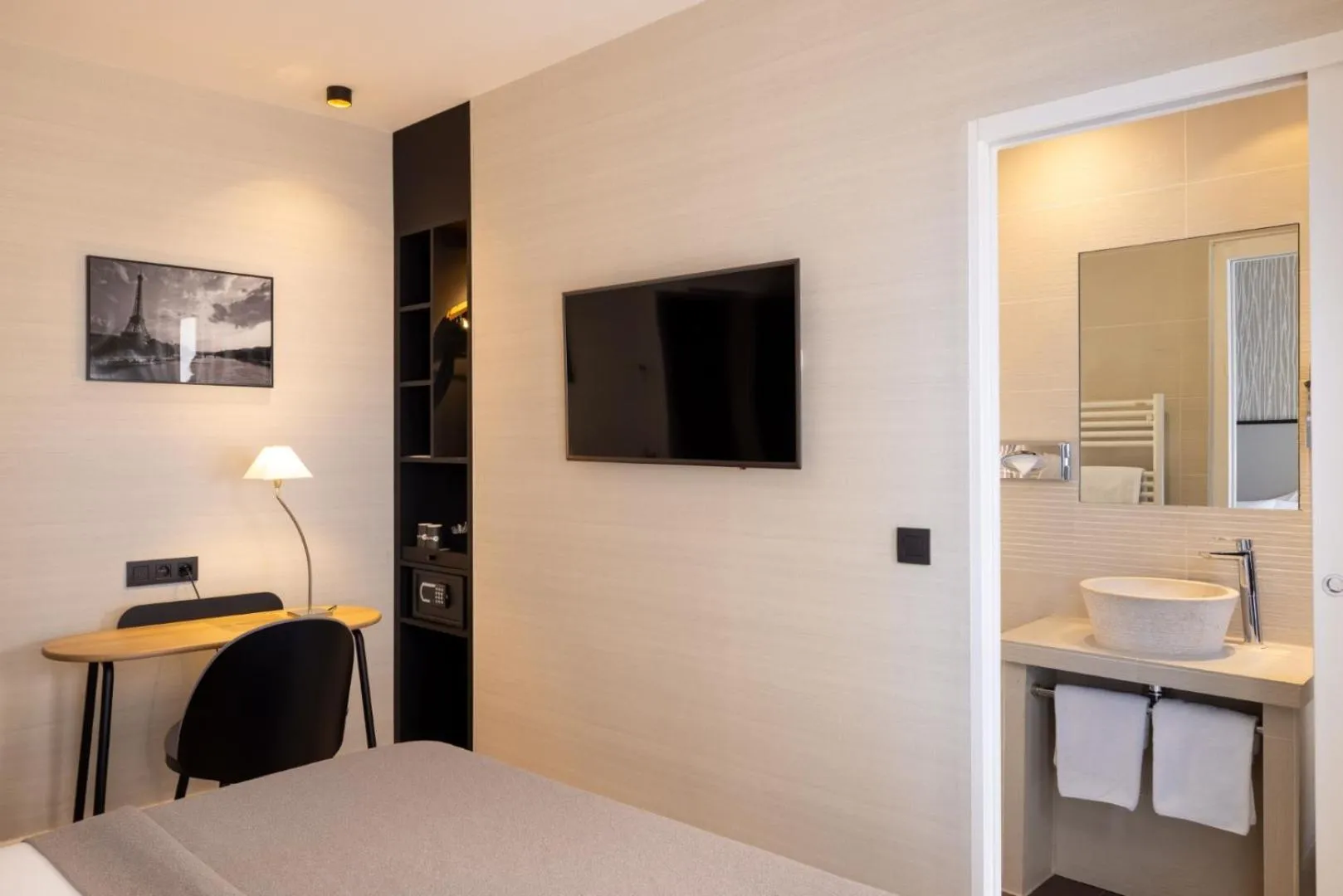 Photo of the whole room, Bed in Hotel le 46