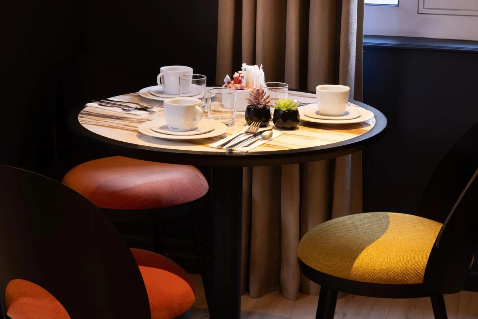 Restaurant/places to eat in Hotel le 46