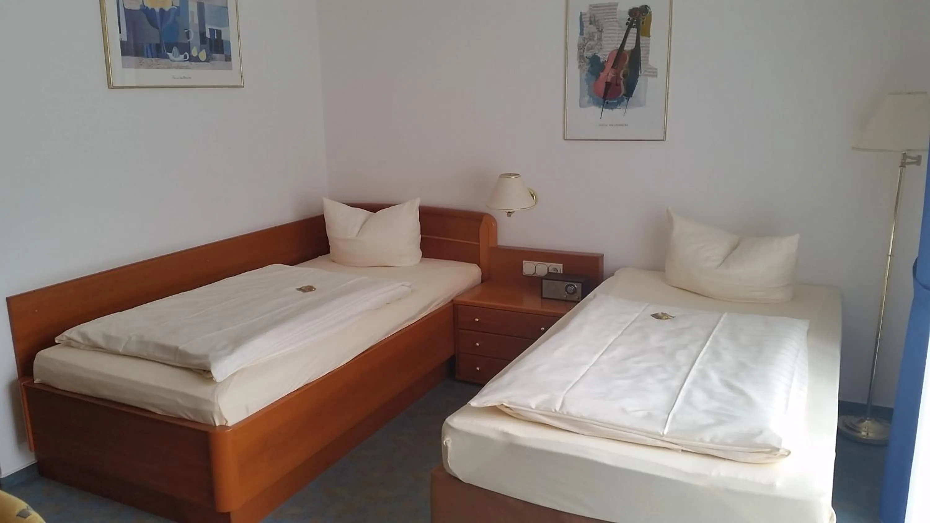 Bed in Central Inn Hotel garni