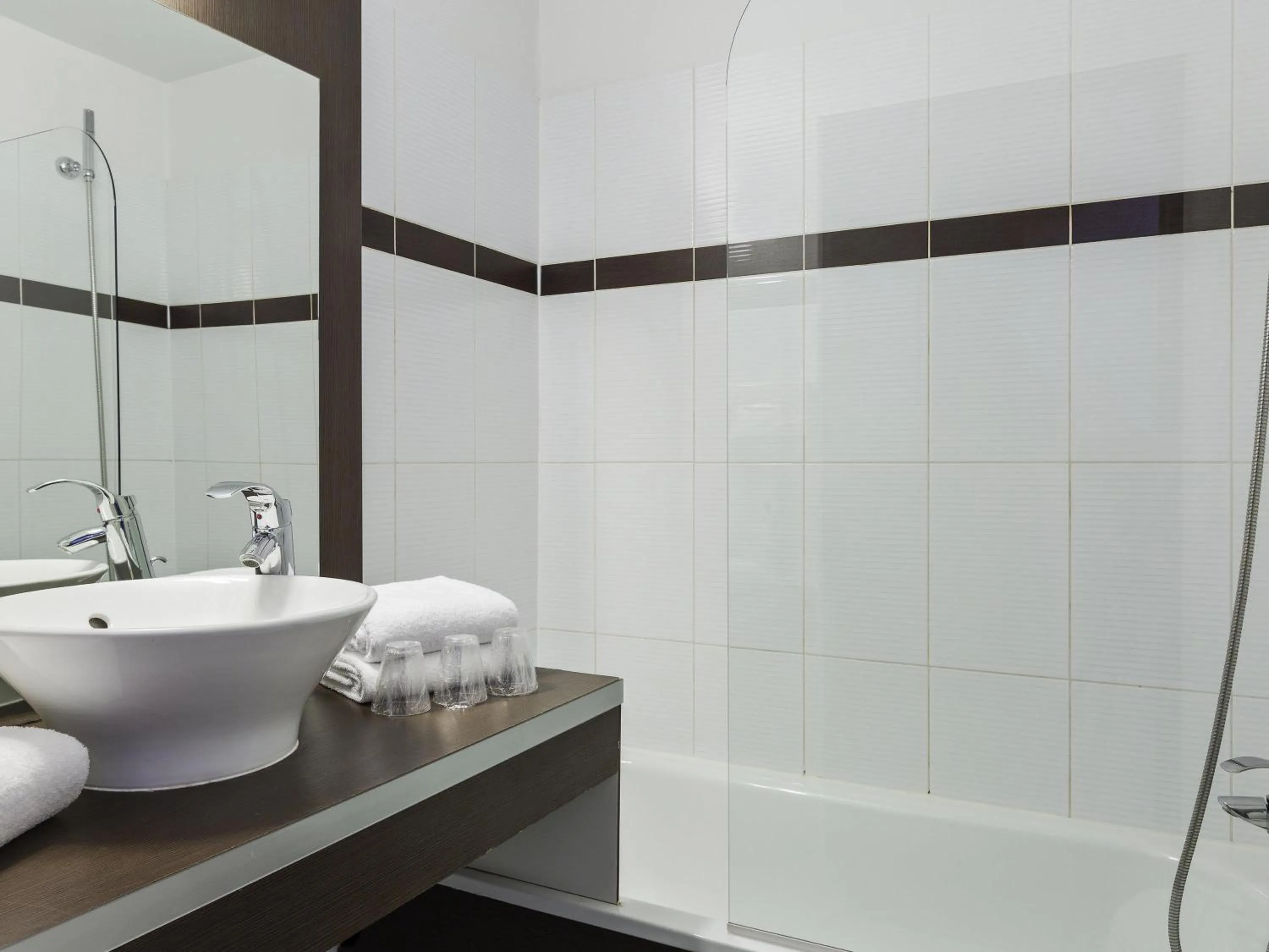 Bedroom in ibis Styles Massy Opéra