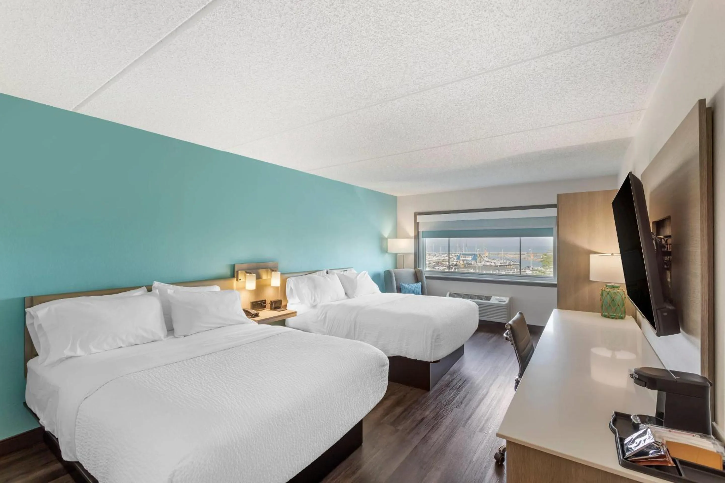 Bedroom, Bed in The Harborview on Lake Michigan, Ascend Hotel Collection