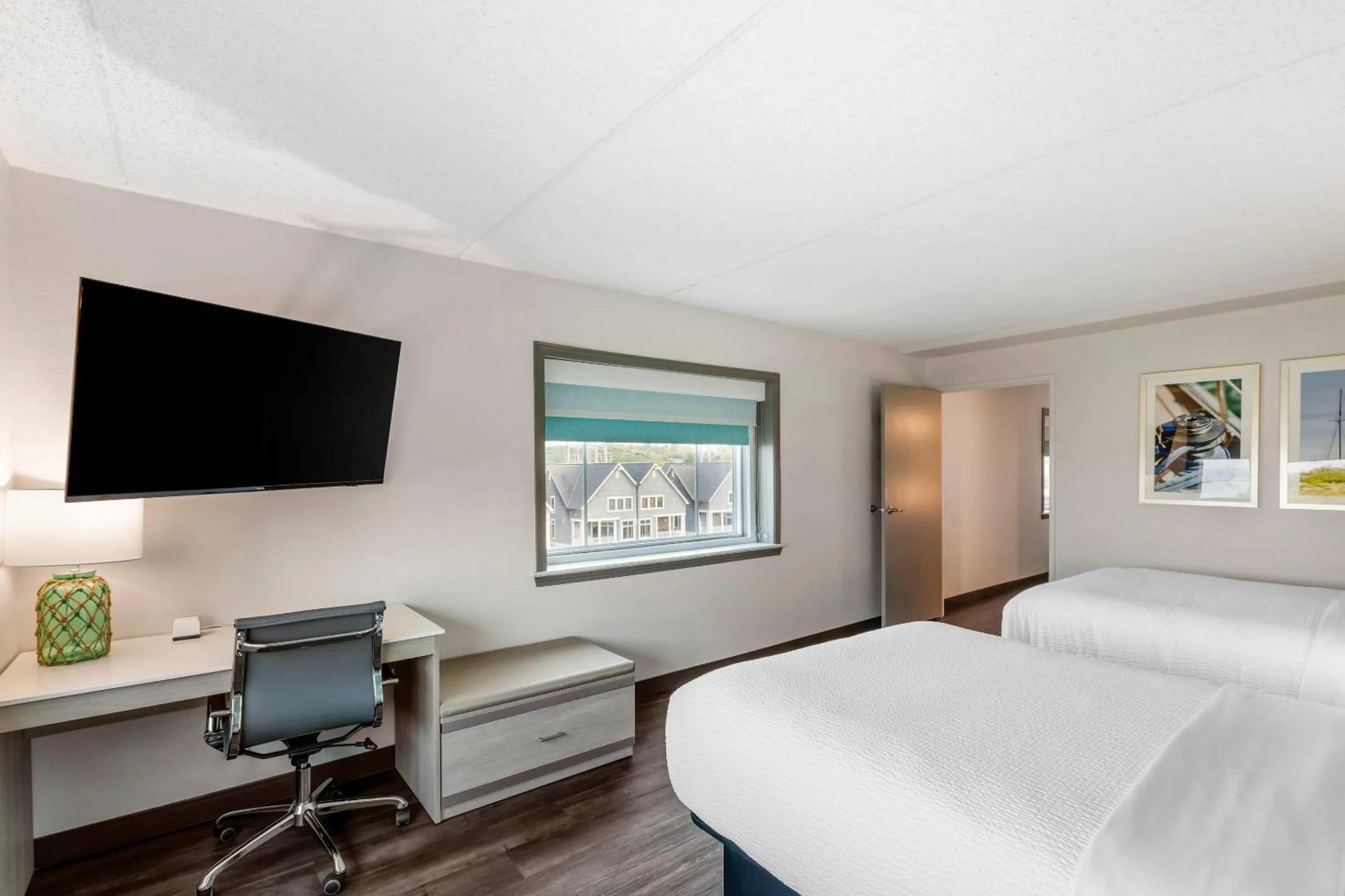 Bedroom, Bed in The Harborview on Lake Michigan, Ascend Hotel Collection
