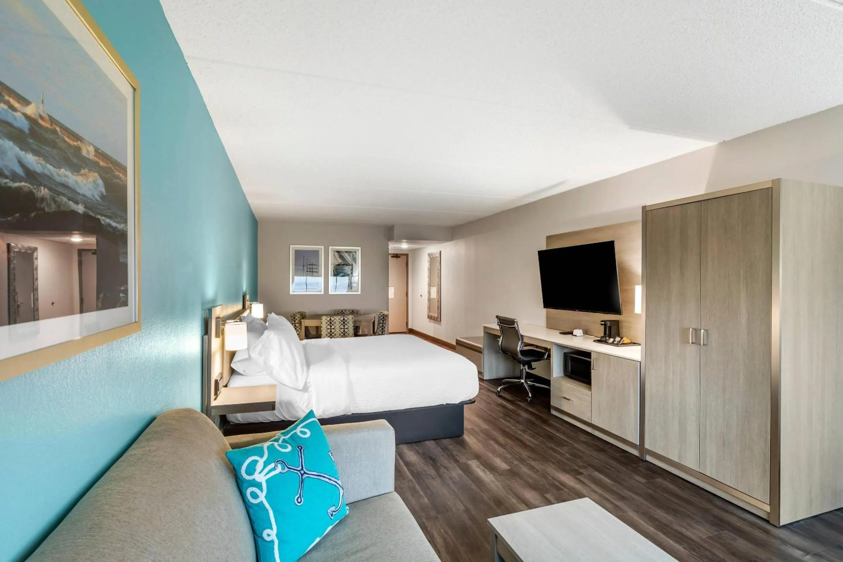 Bedroom, Bed in The Harborview on Lake Michigan, Ascend Hotel Collection