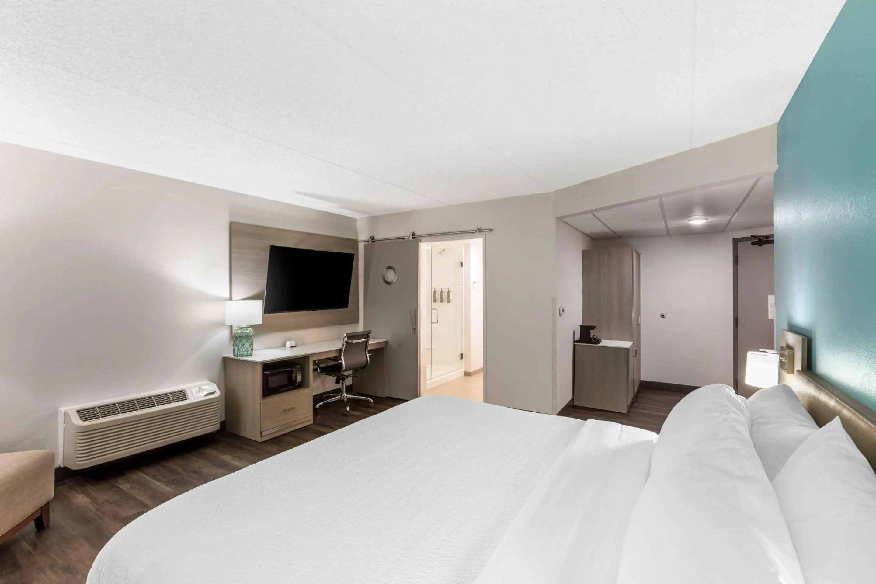 Bedroom, Bed in The Harborview on Lake Michigan, Ascend Hotel Collection