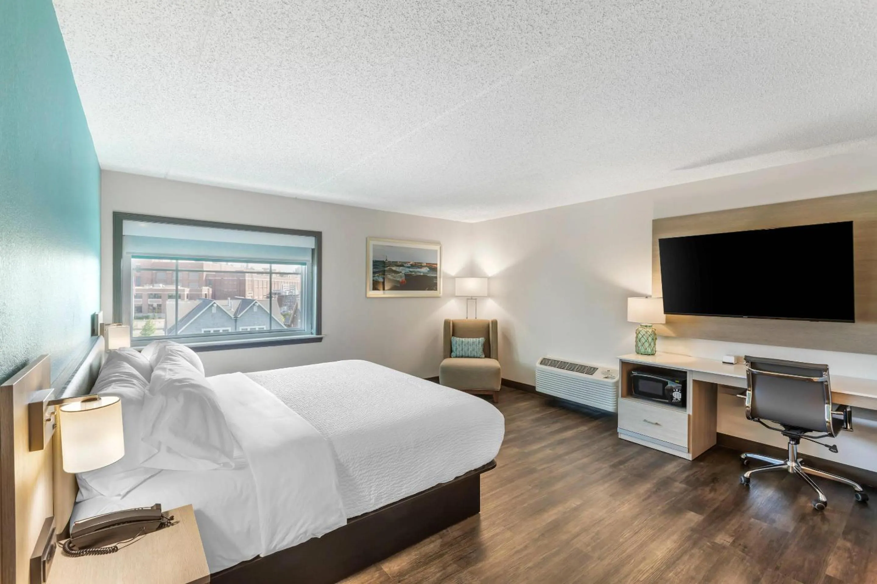 Bedroom, Bed in The Harborview on Lake Michigan, Ascend Hotel Collection