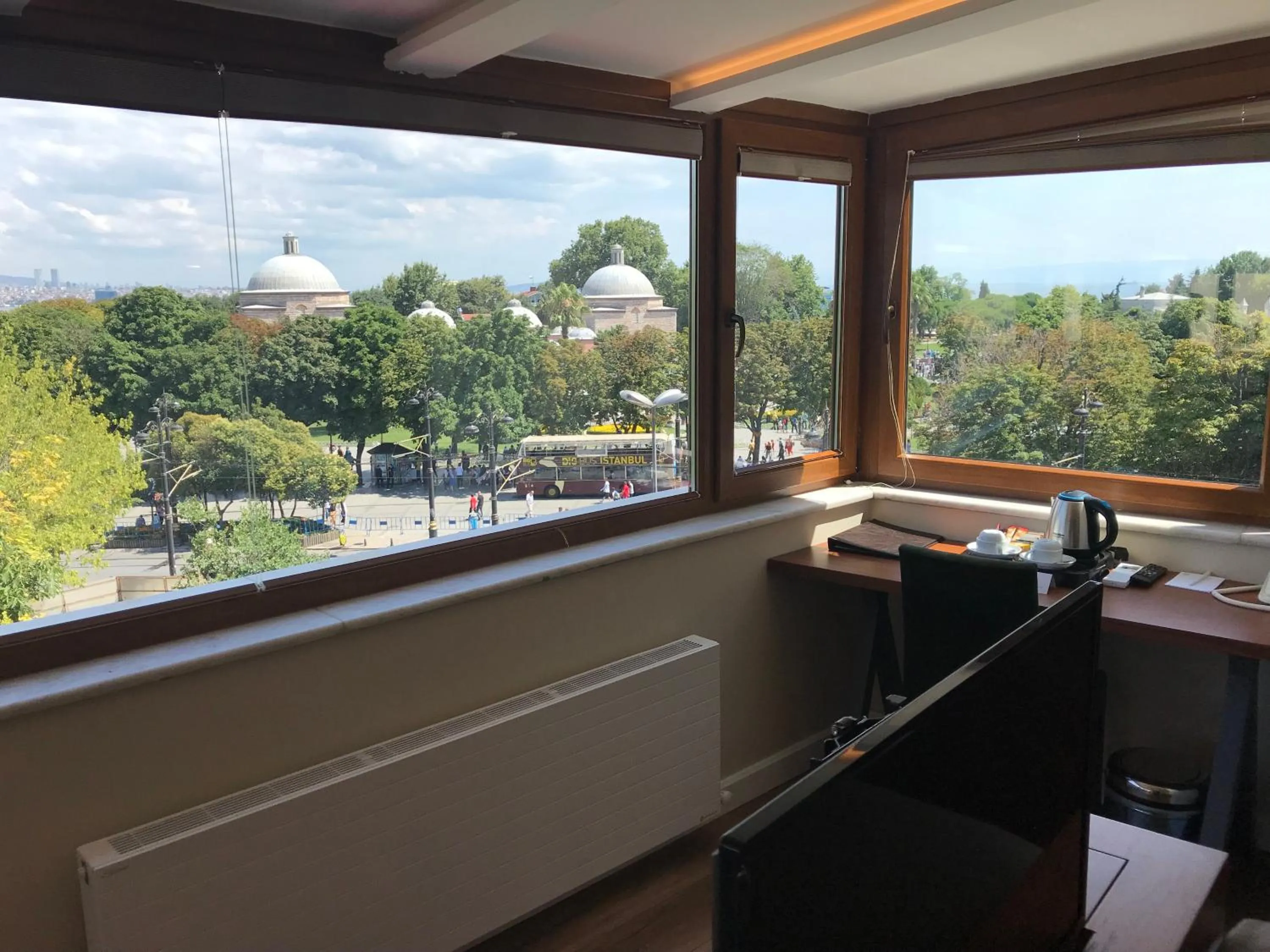 Coffee/tea facilities in Old Port Hotel Suit