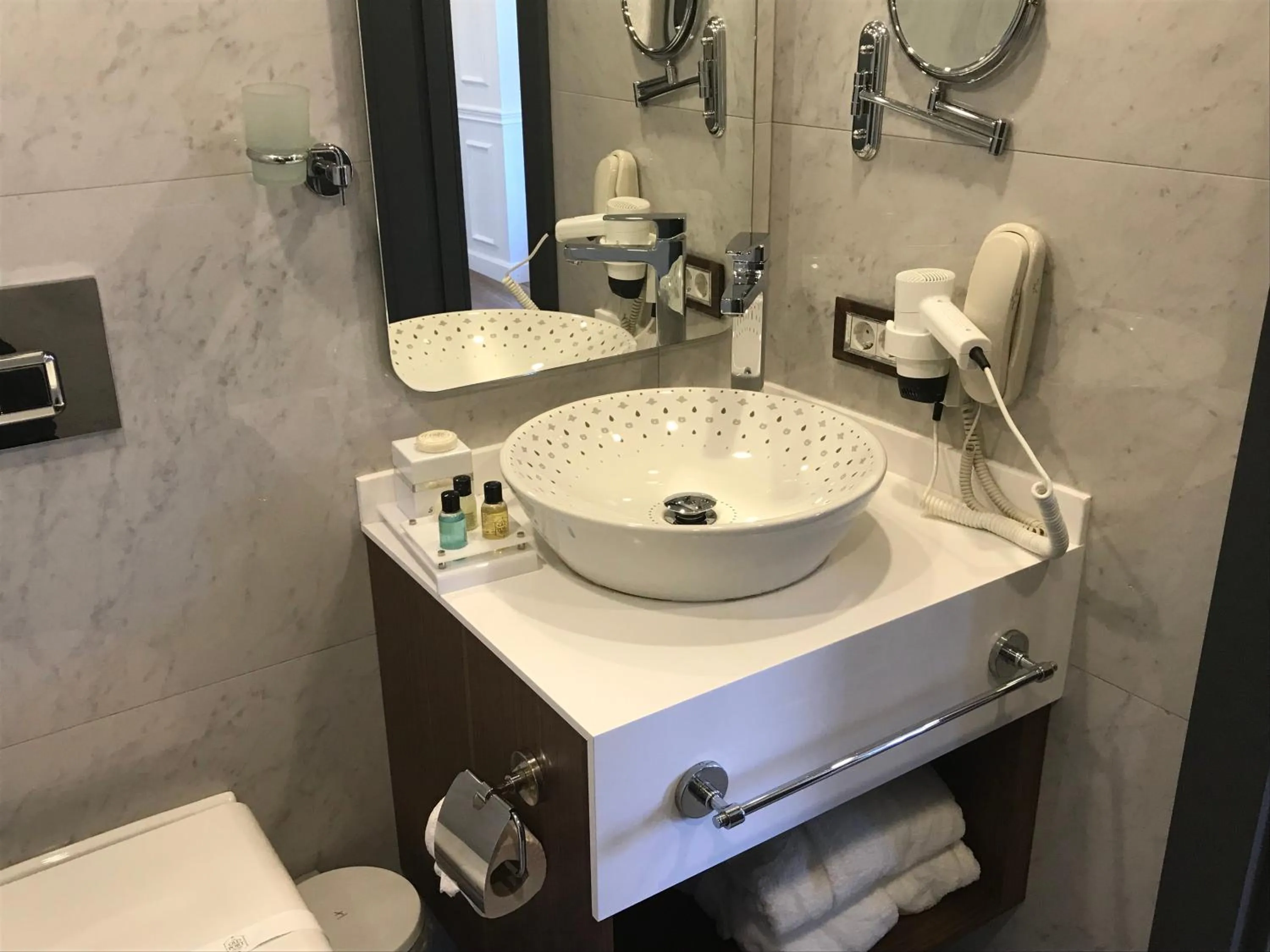 Bathroom in Old Port Hotel Suit