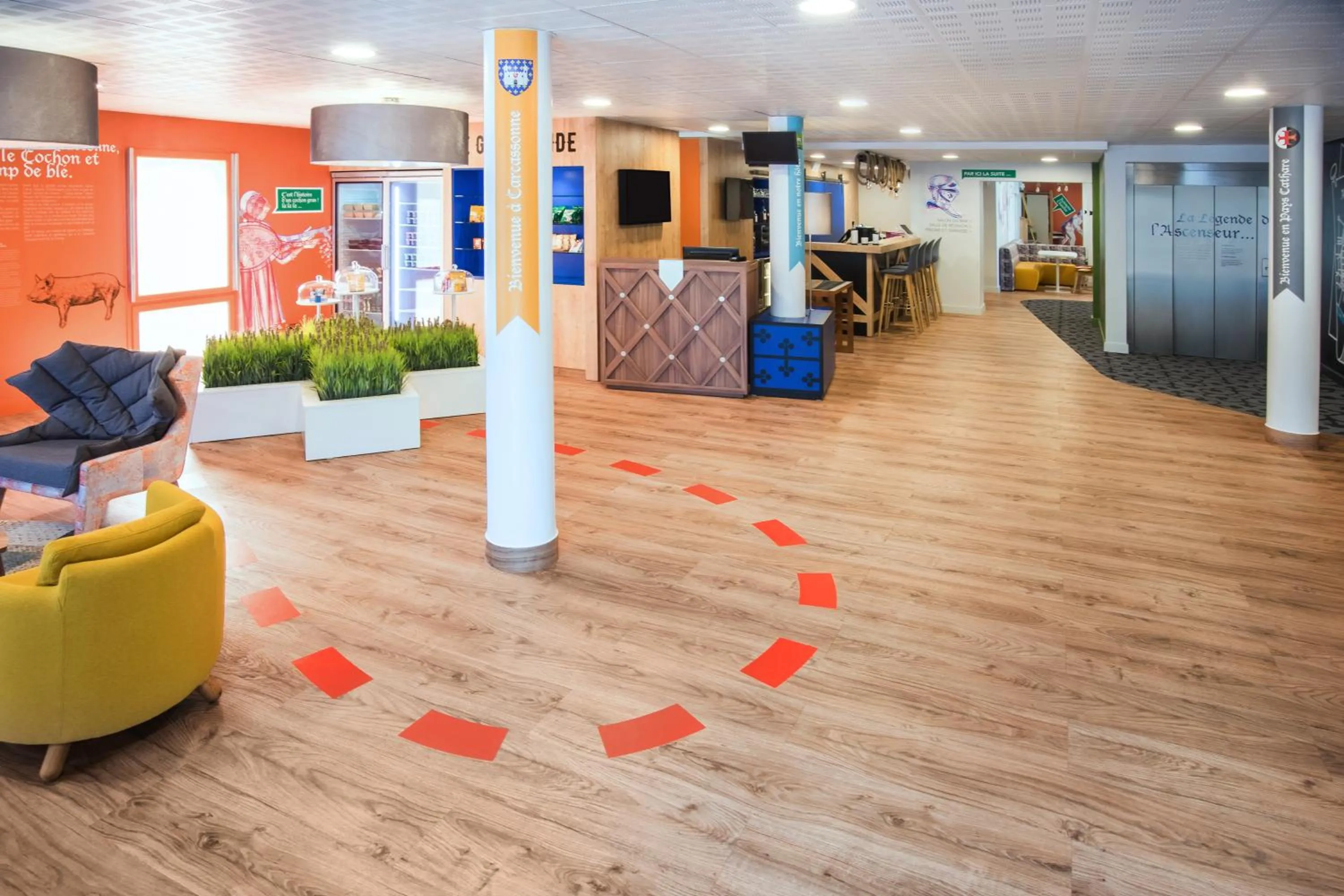 Lobby or reception in ibis Styles Carcassonne La Cité