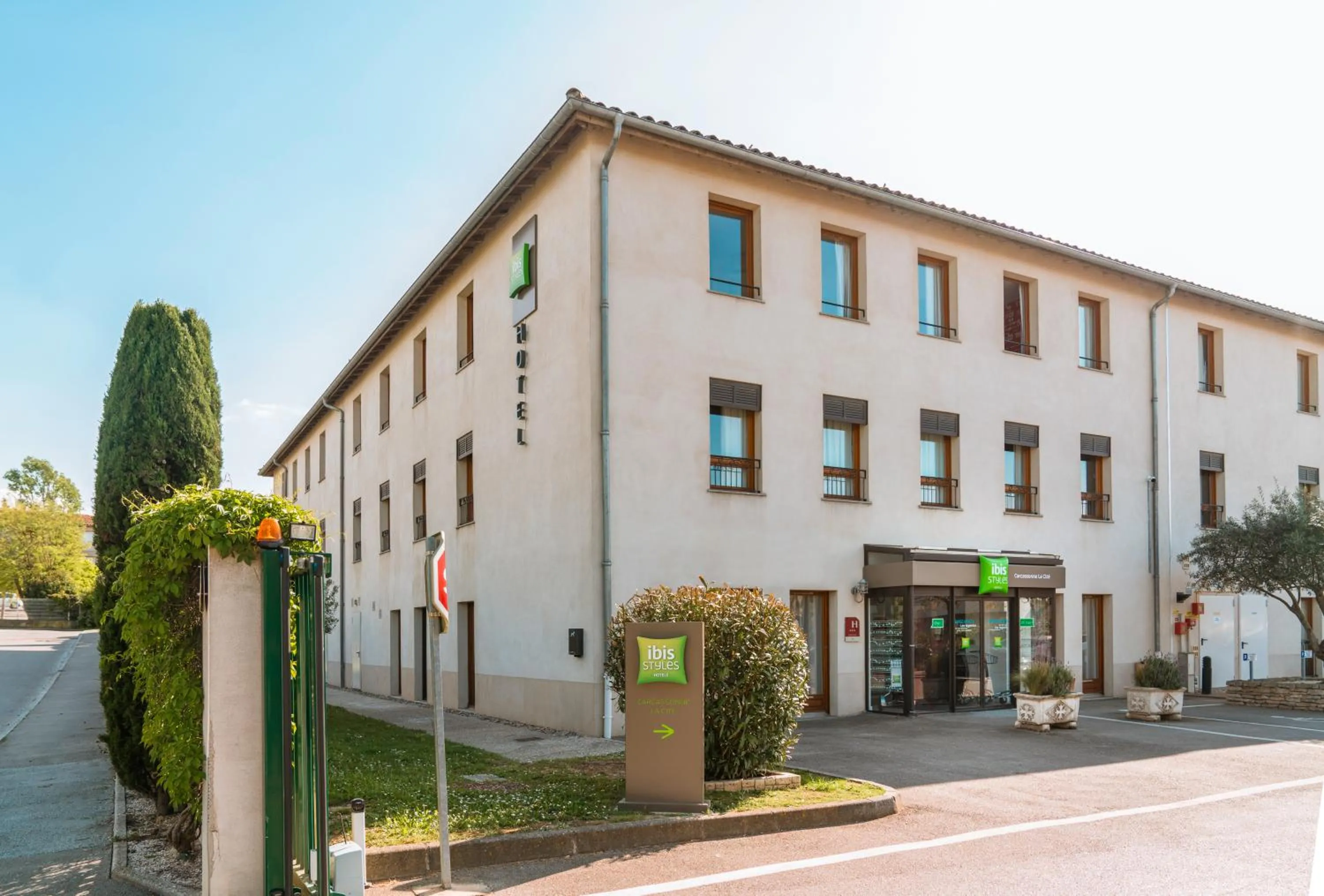 Facade/entrance in ibis Styles Carcassonne La Cité