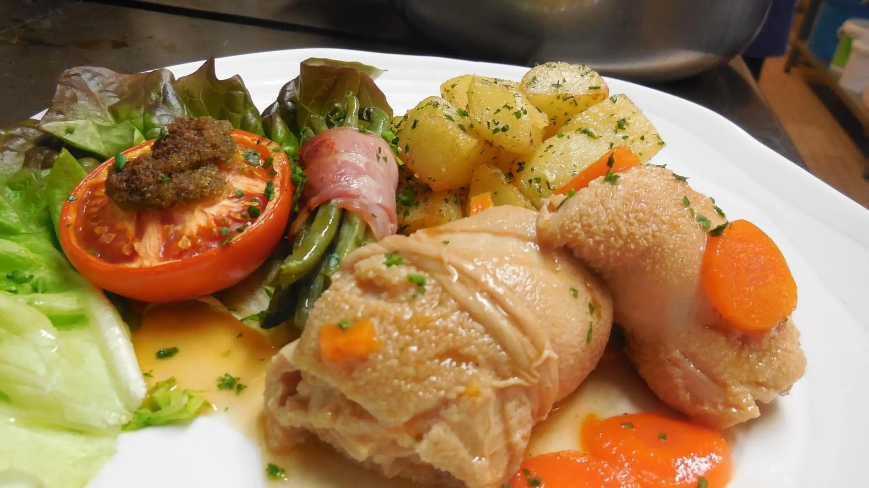 Twin Room with Shower in Logis Hotel Restaurant des Voyageurs Twin Room with Shower in Logis Hotel Restaurant des Voyageurs