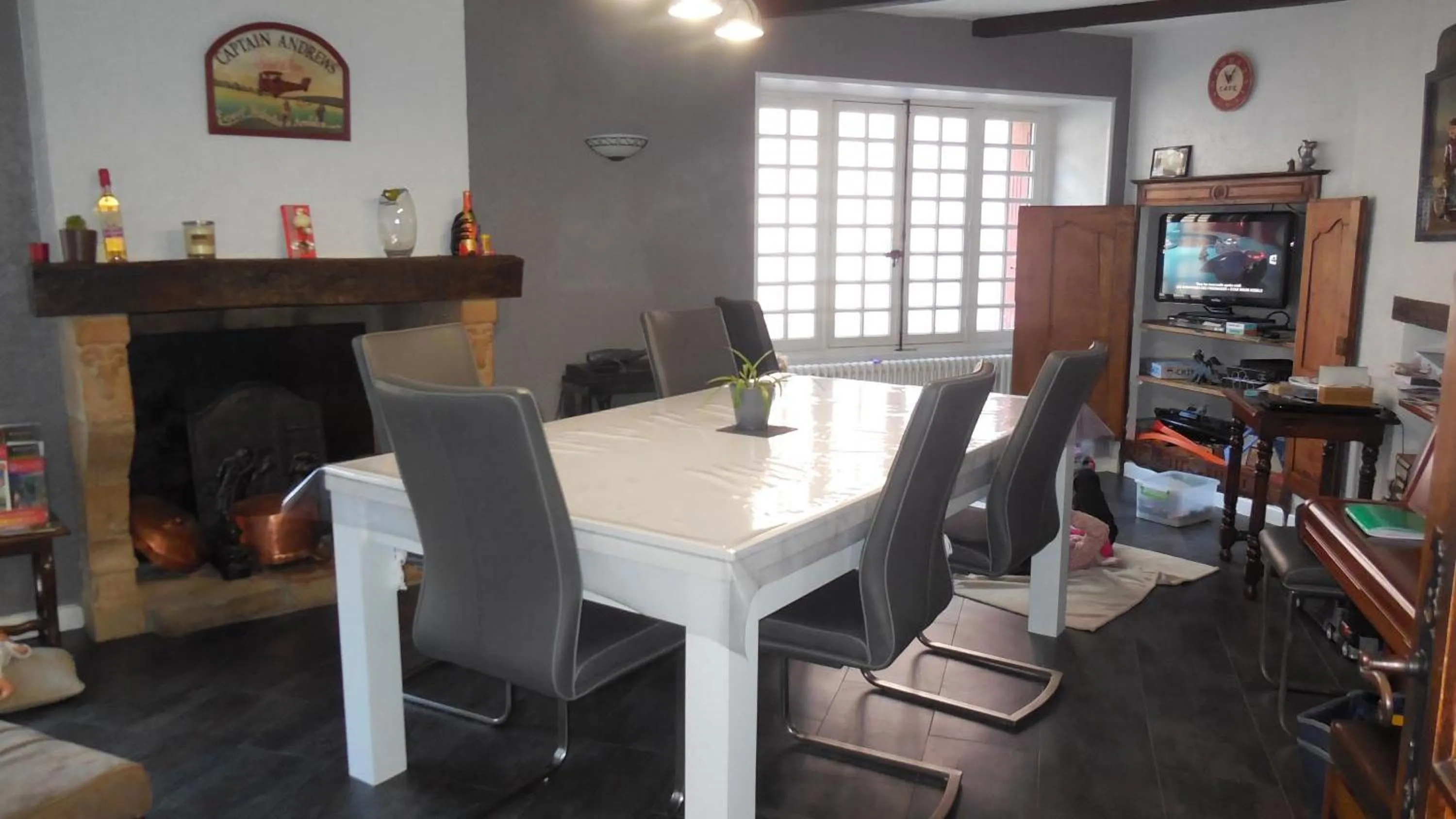 Communal lounge/ TV room in Logis Hotel Restaurant des Voyageurs