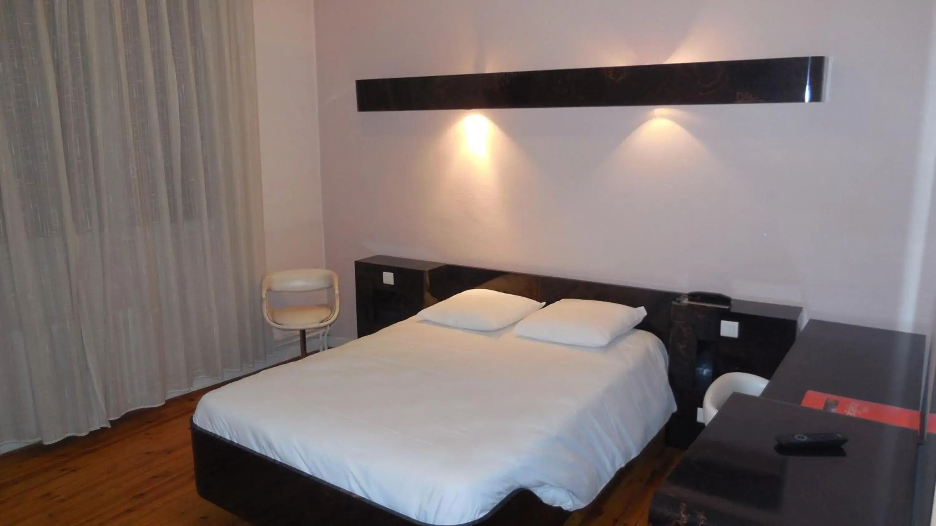 Triple Room with Shower in Logis Hotel Restaurant des Voyageurs Triple Room with Shower in Logis Hotel Restaurant des Voyageurs