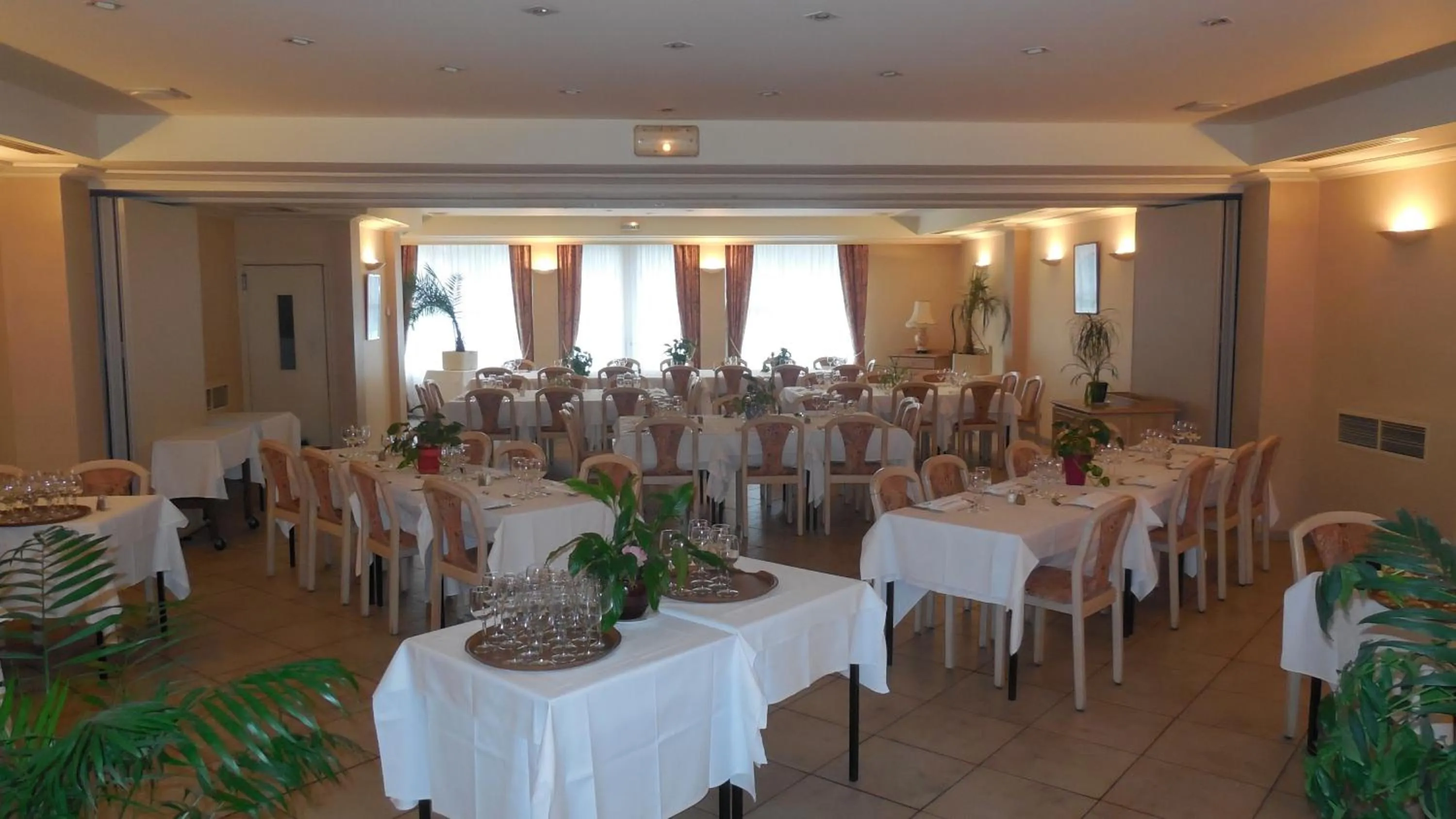 Banquet/Function facilities in Logis Hotel Restaurant des Voyageurs