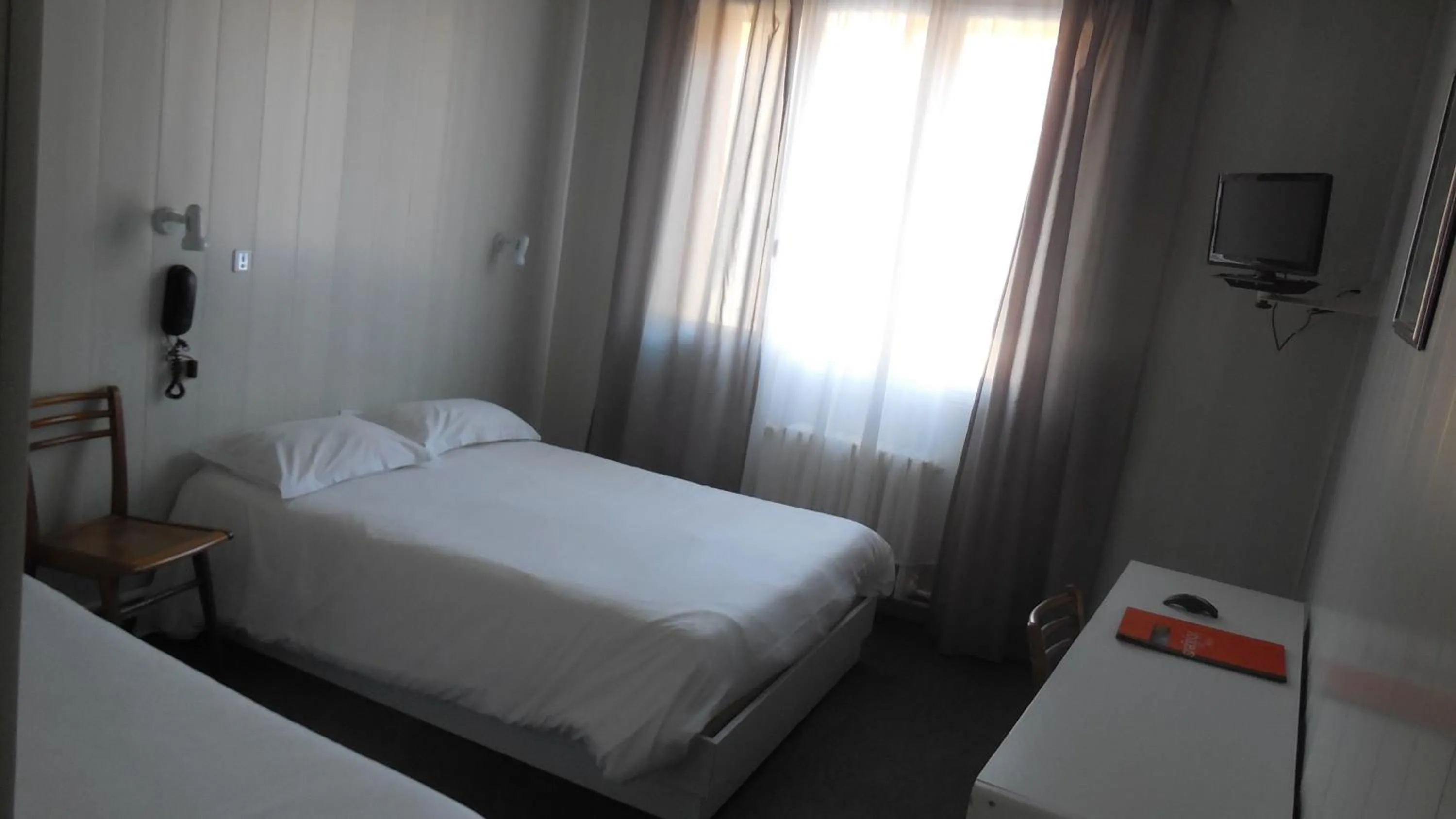 Photo of the whole room, Bed in Logis Hotel Restaurant des Voyageurs