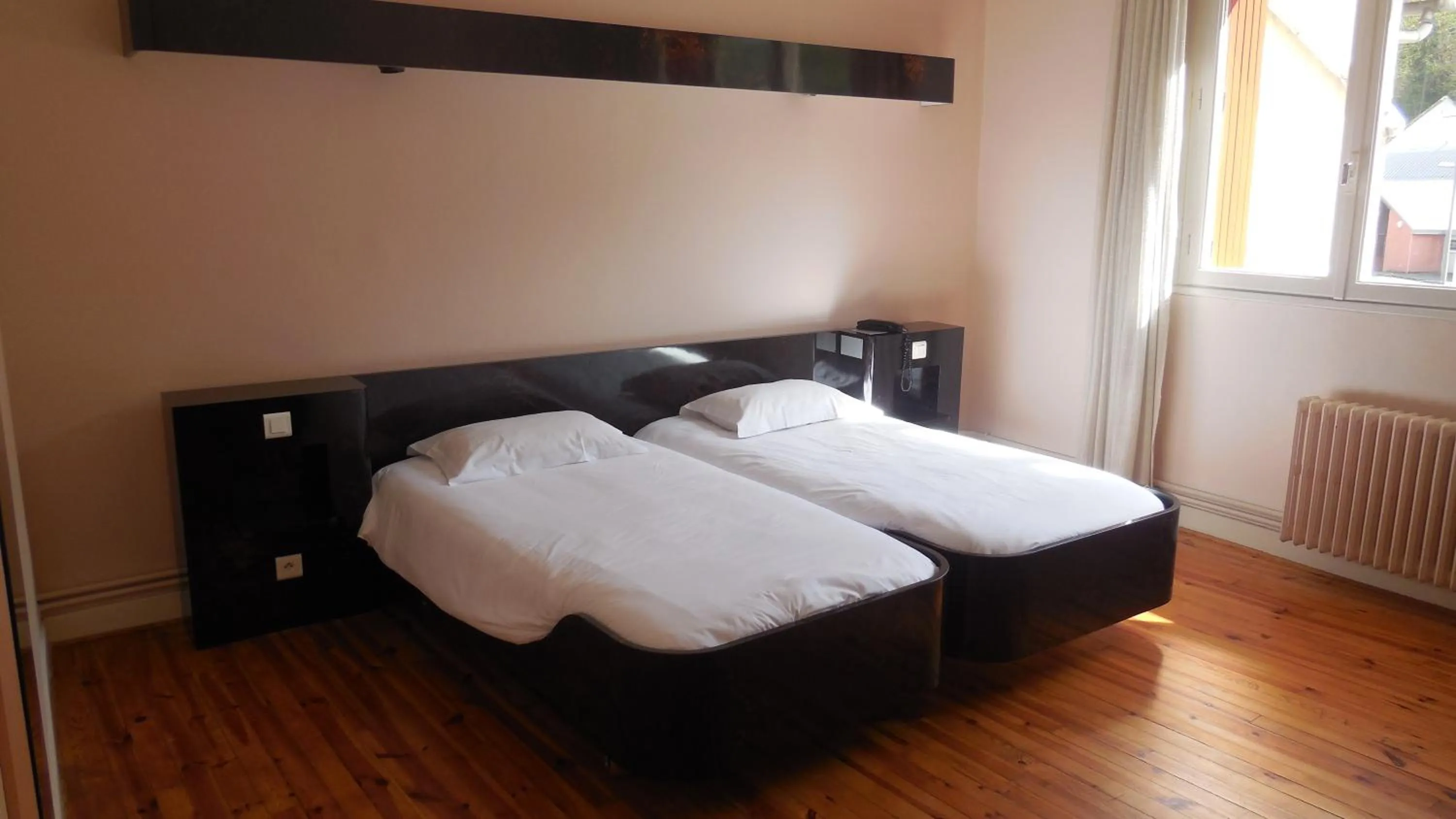 Photo of the whole room, Bed in Logis Hotel Restaurant des Voyageurs