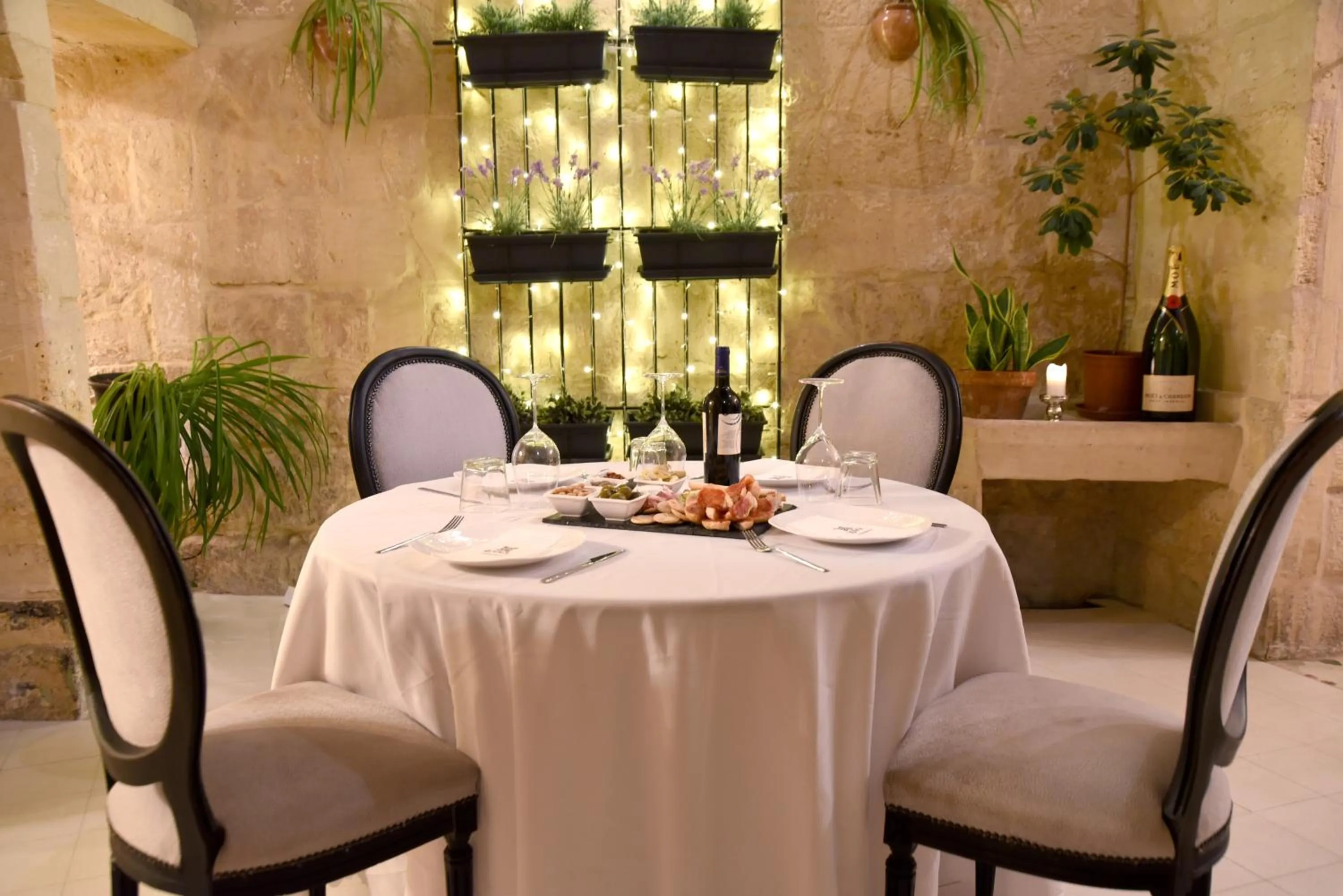 Restaurant/places to eat in The Lodge