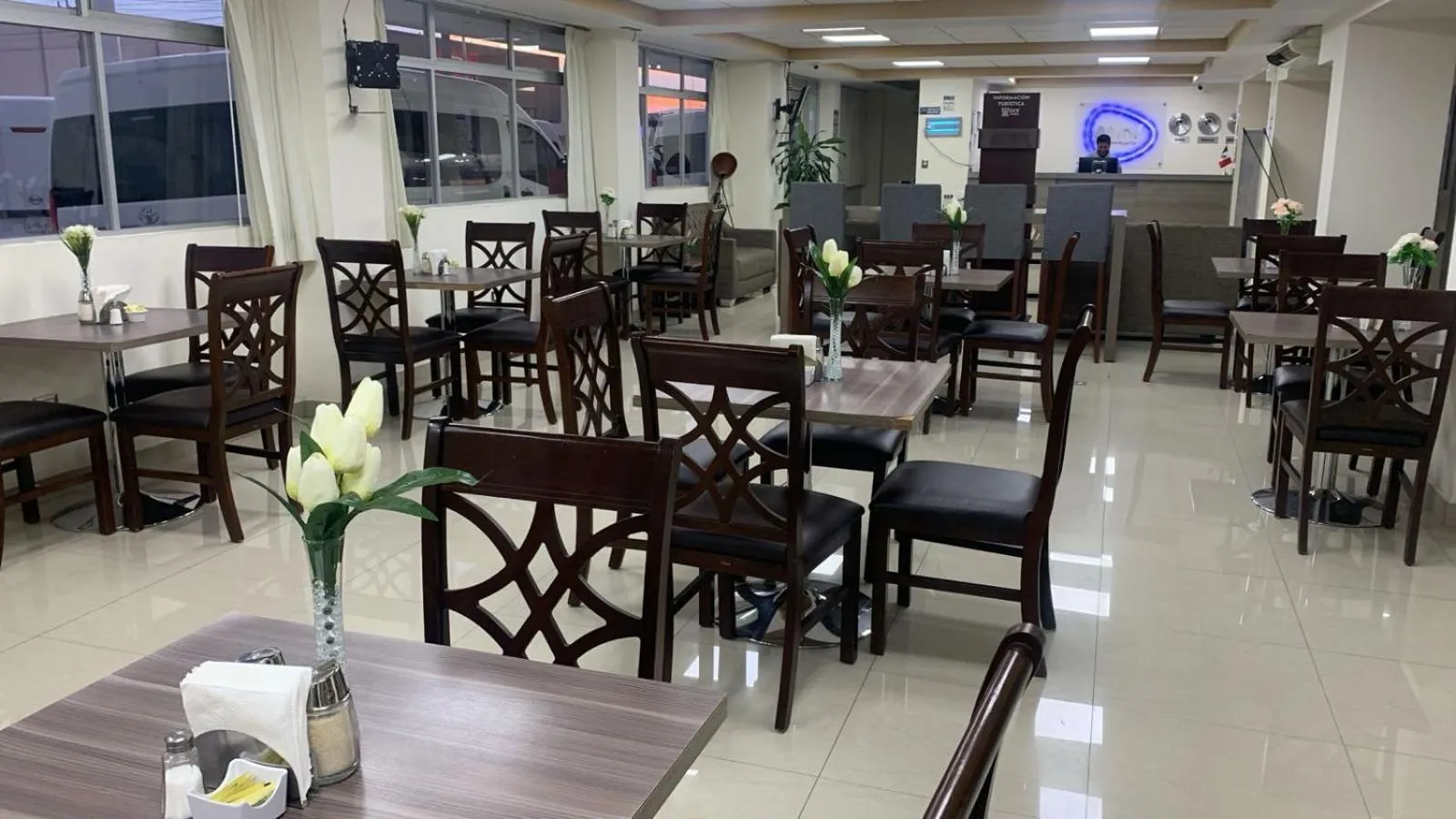 Restaurant/places to eat in Hotel ALO! Express