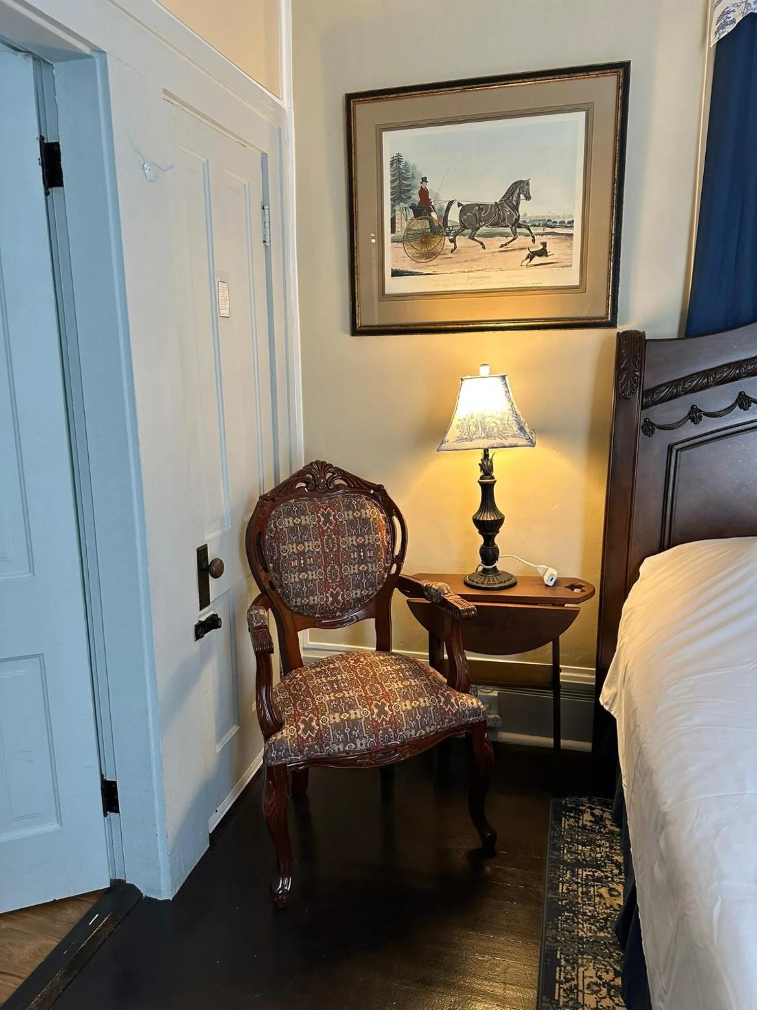 Seating area, Bed in Belmont Inn