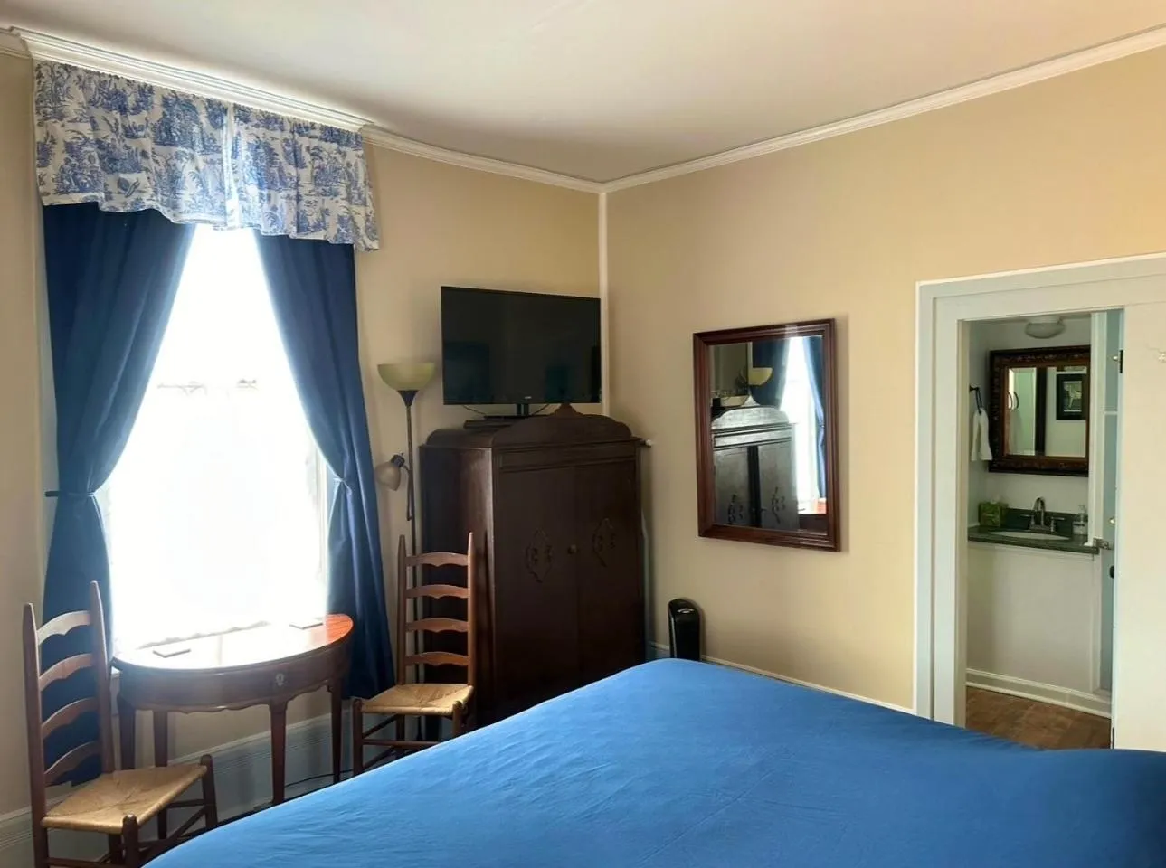 Bedroom, Bed in Belmont Inn