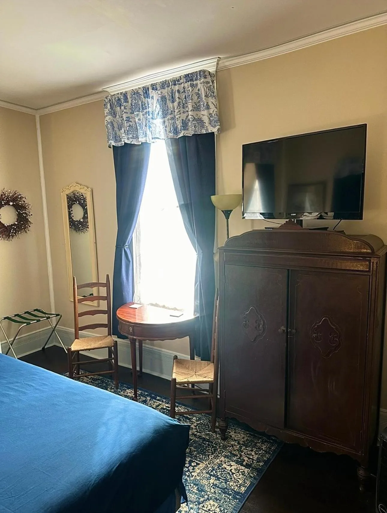 TV and multimedia, Bed in Belmont Inn