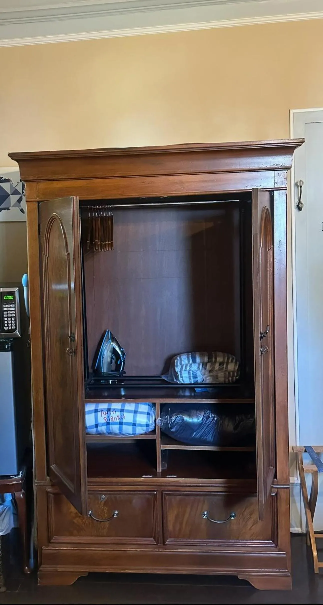 wardrobe in Belmont Inn