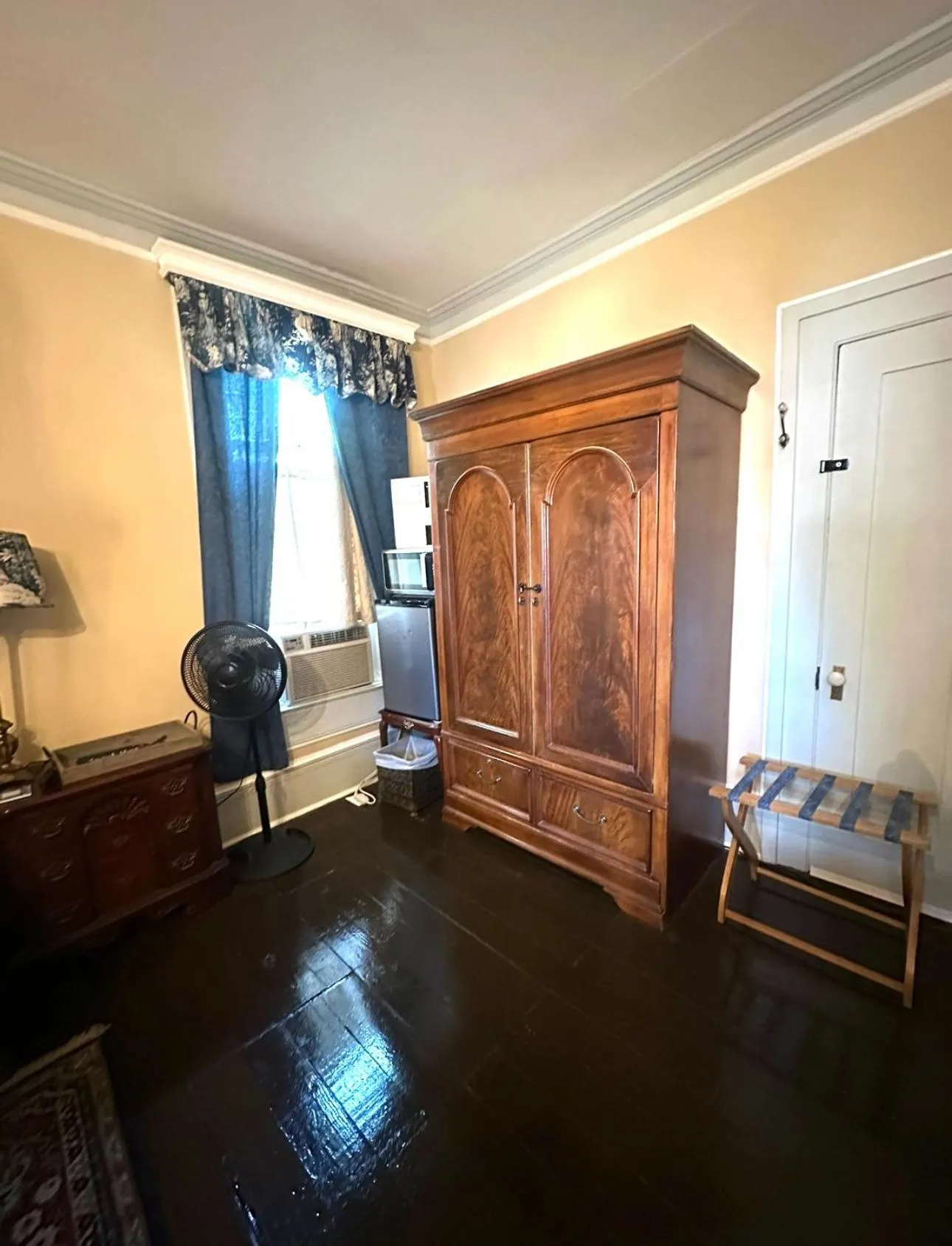 wardrobe in Belmont Inn