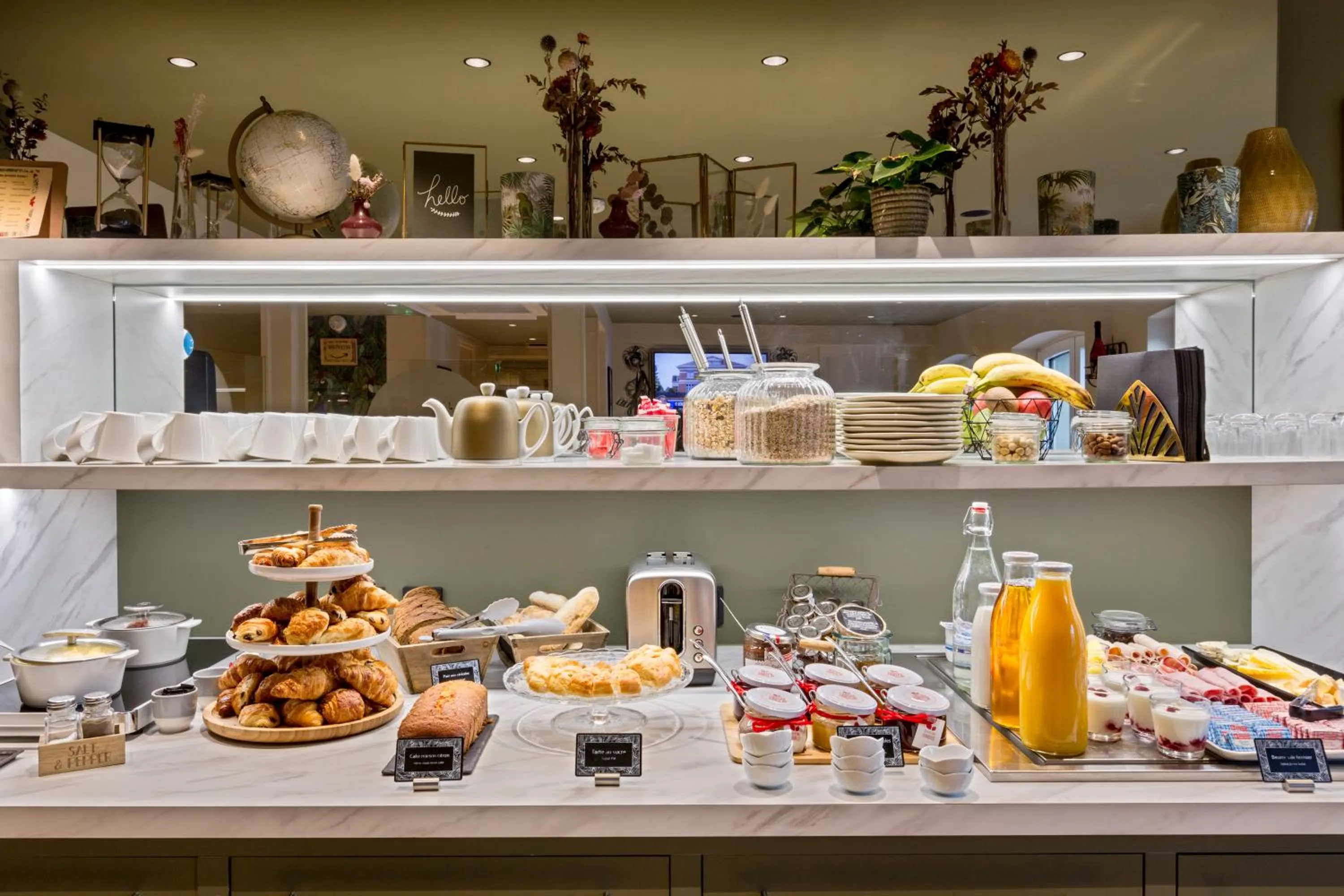 Buffet breakfast in La Valiz