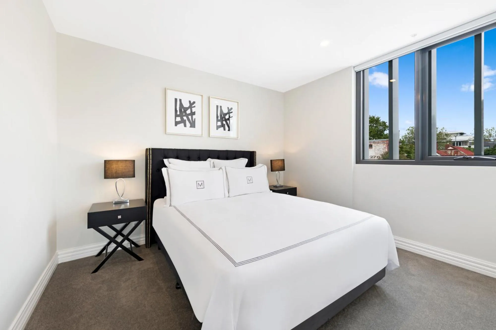 Bedroom, Bed in Manhattan Apartments - Glen Iris