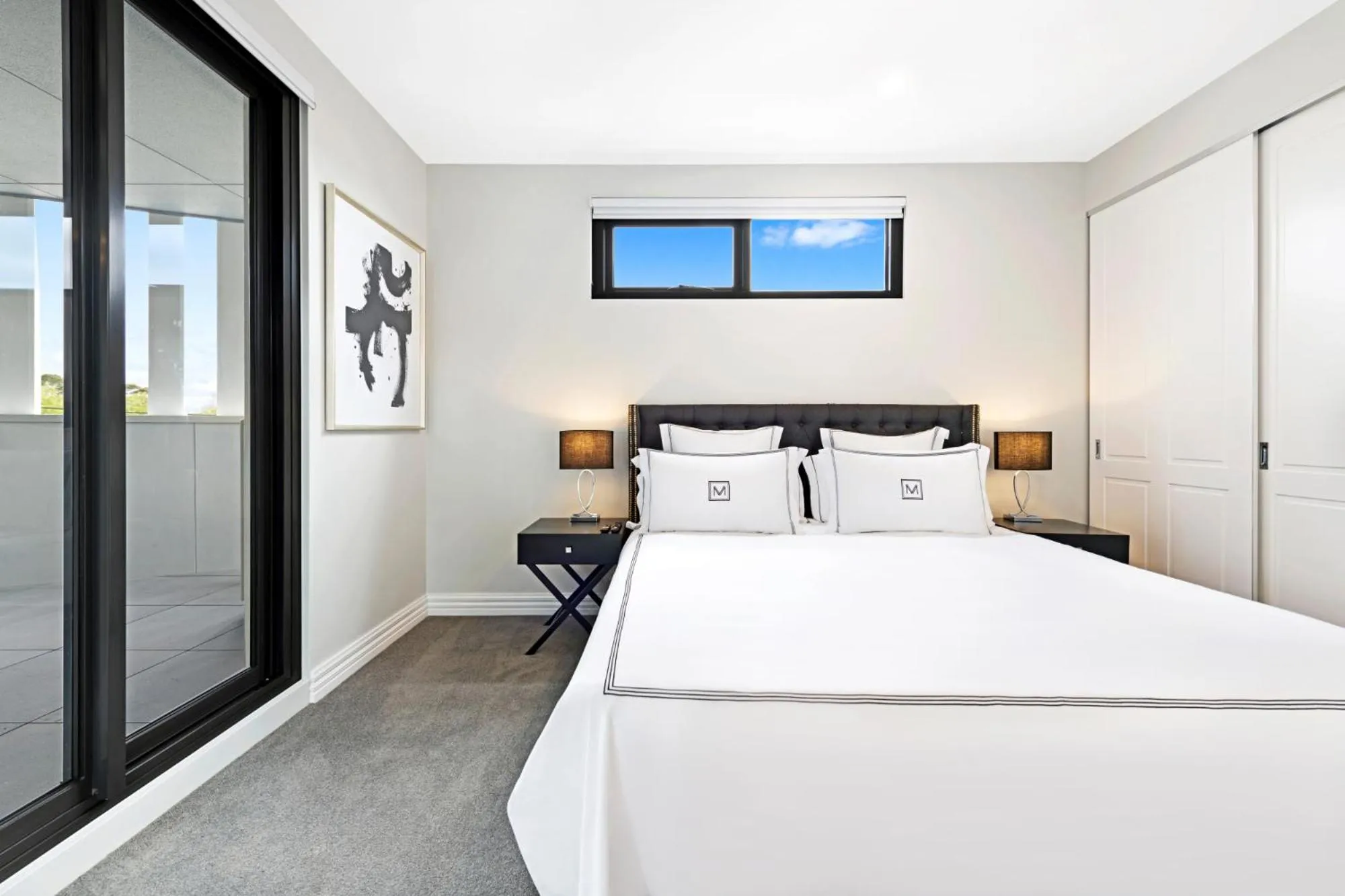 Bedroom, Bed in Manhattan Apartments - Glen Iris
