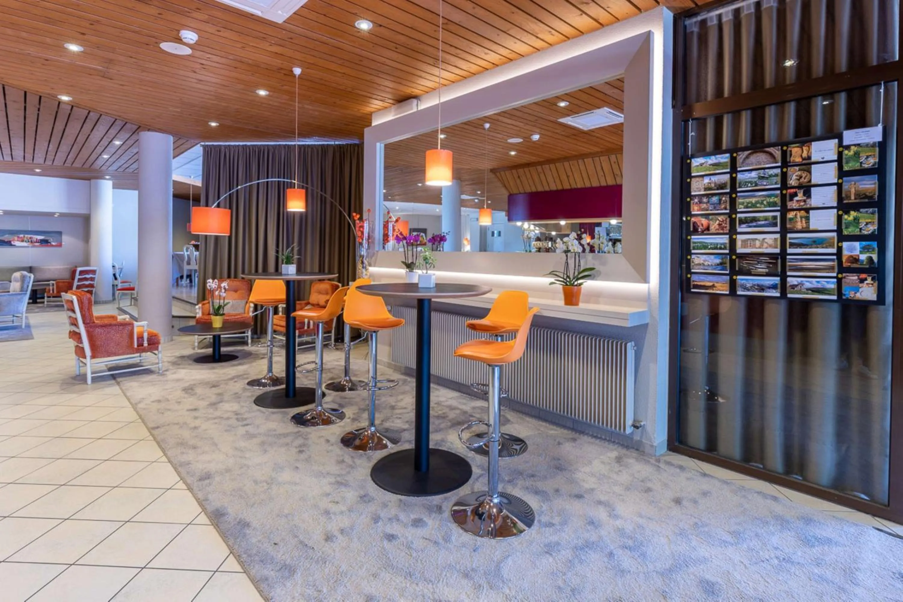 Lounge or bar in Best Western Le Relais de Laguiole Hôtel & Spa