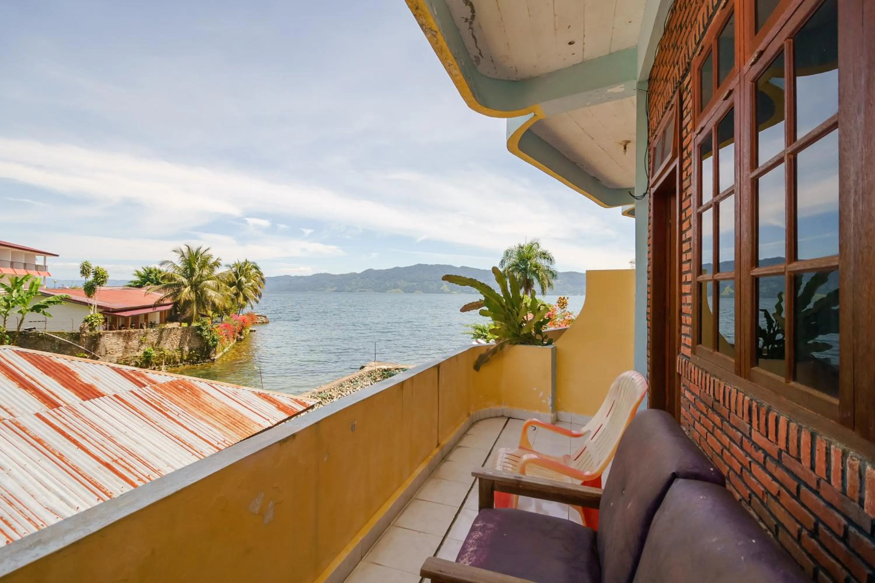 River view in RedDoorz @ Tuktuk Danau Toba