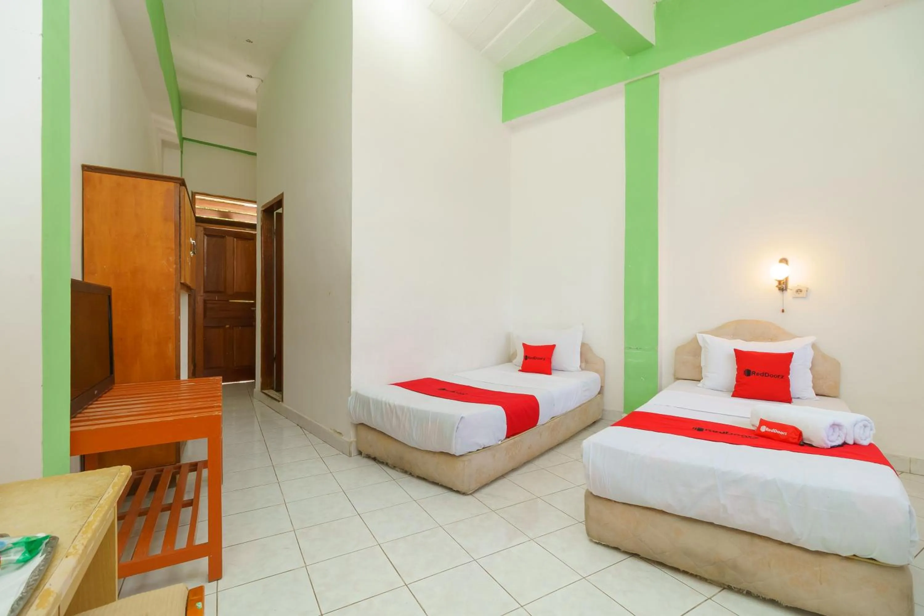 Bed in RedDoorz @ Tuktuk Danau Toba