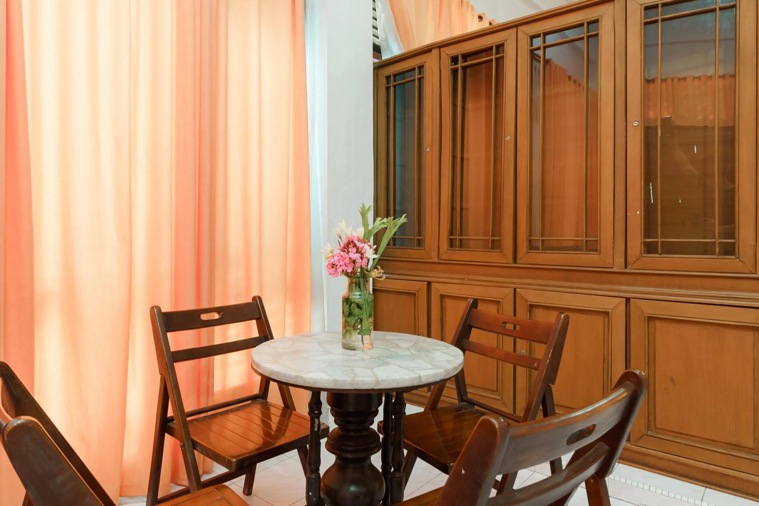 Patio in RedDoorz @ Tuktuk Danau Toba