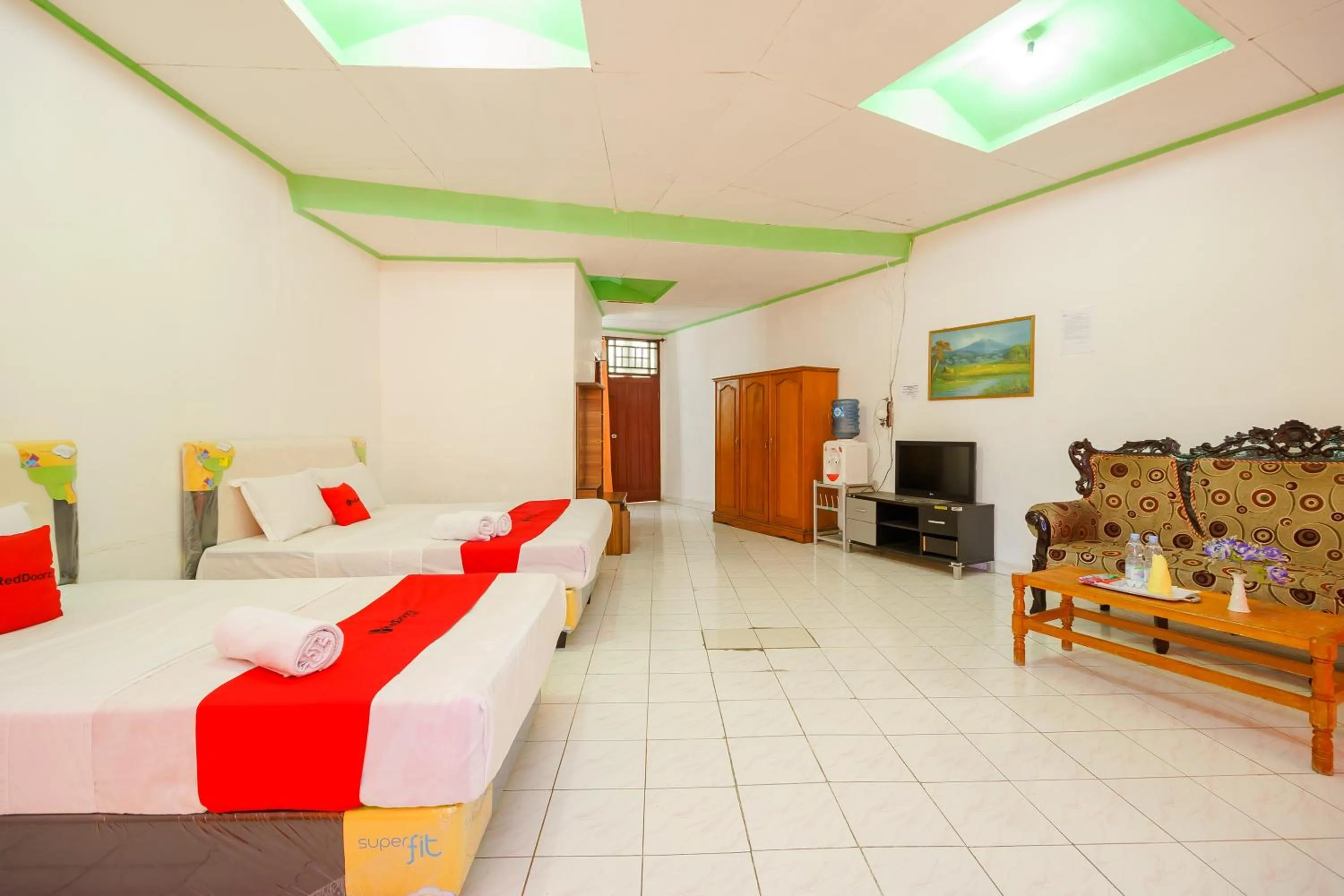 Photo of the whole room, Bed in RedDoorz @ Tuktuk Danau Toba