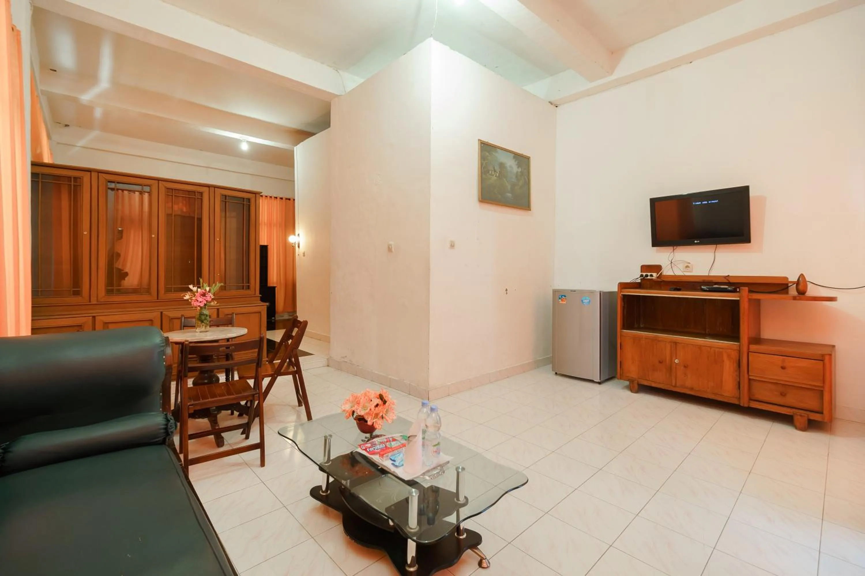 Communal lounge/ TV room in RedDoorz @ Tuktuk Danau Toba