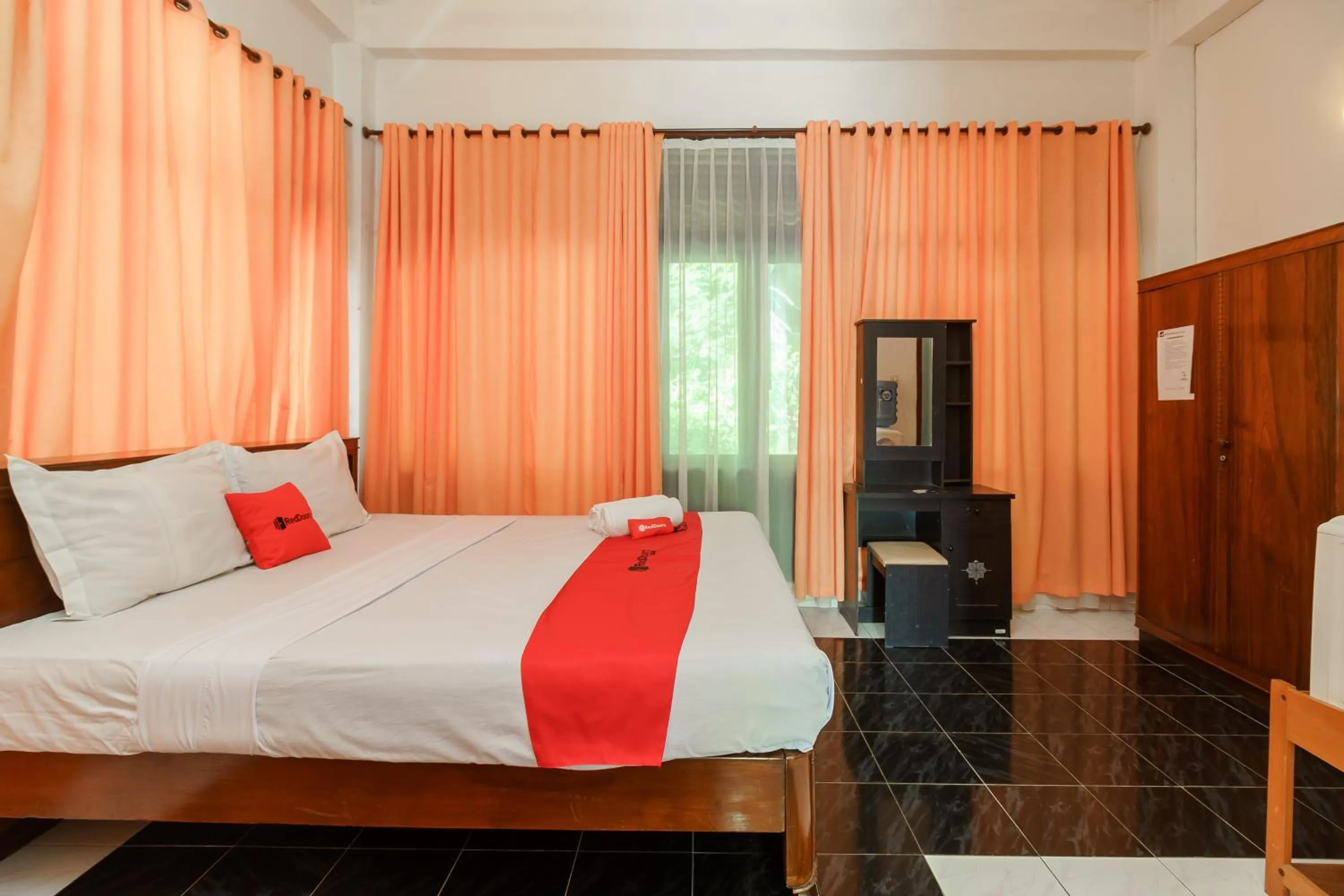 Bedroom, Bed in RedDoorz @ Tuktuk Danau Toba