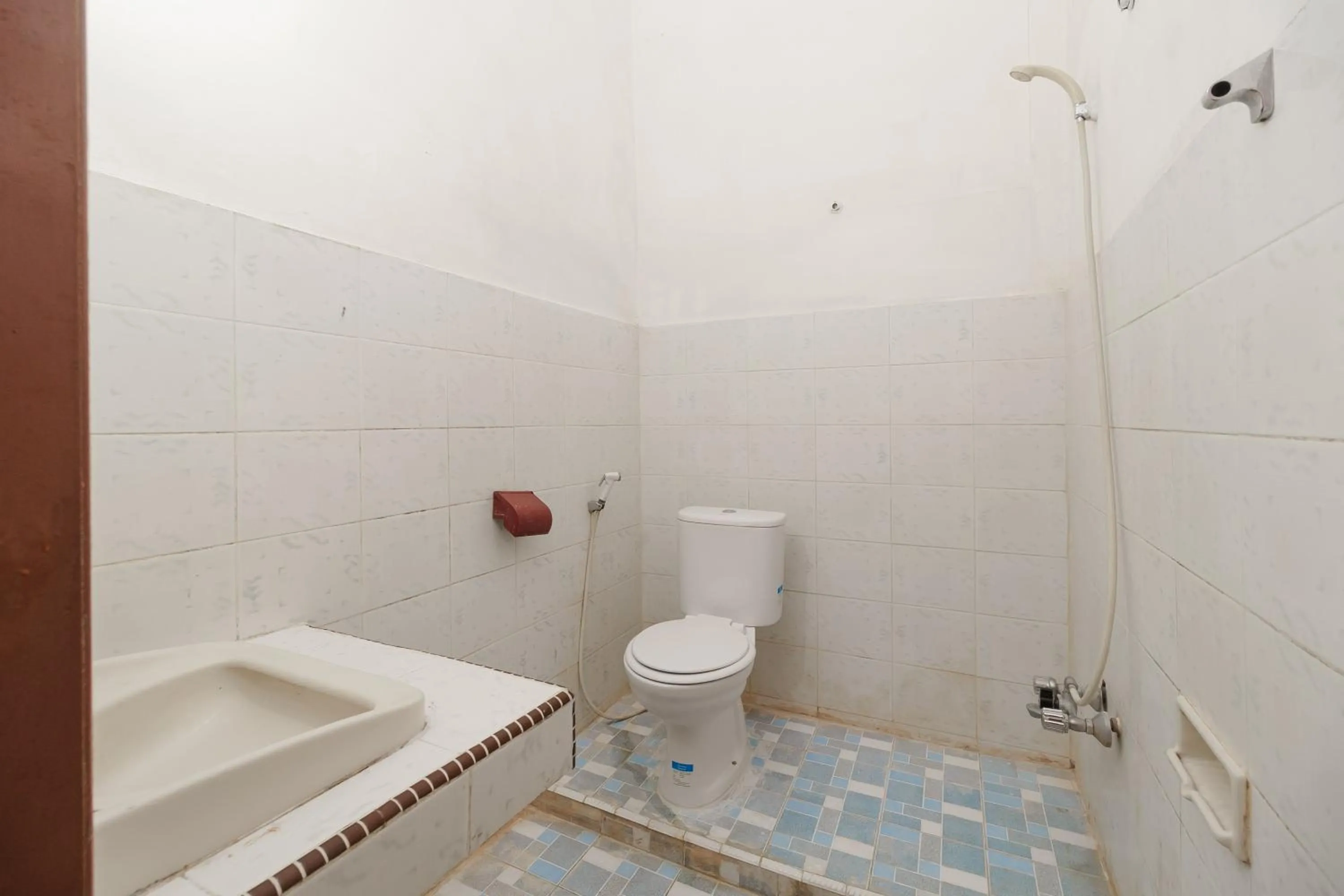 Bathroom in RedDoorz @ Tuktuk Danau Toba