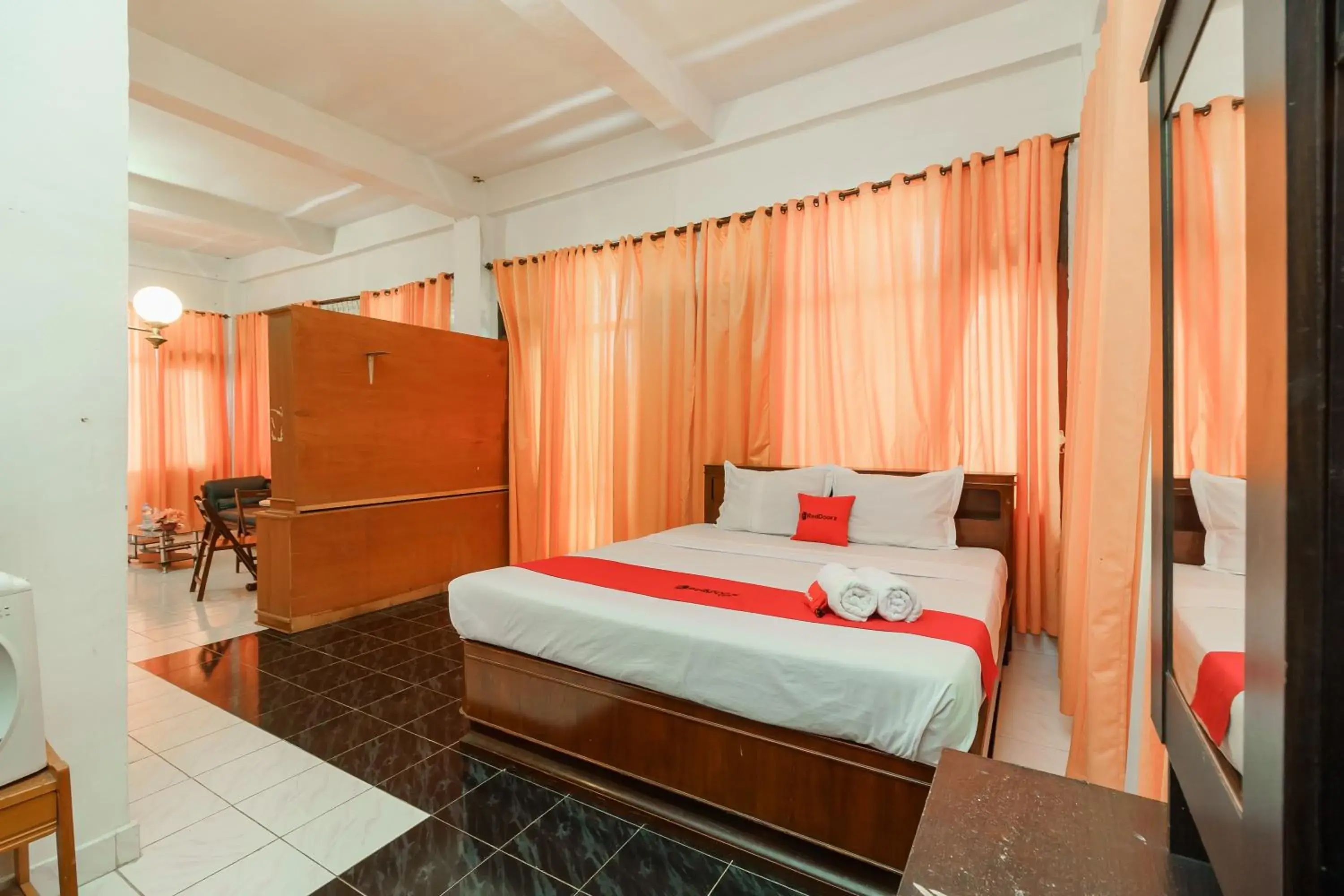 Junior Suite in RedDoorz @ Tuktuk Danau Toba Junior Suite in RedDoorz @ Tuktuk Danau Toba