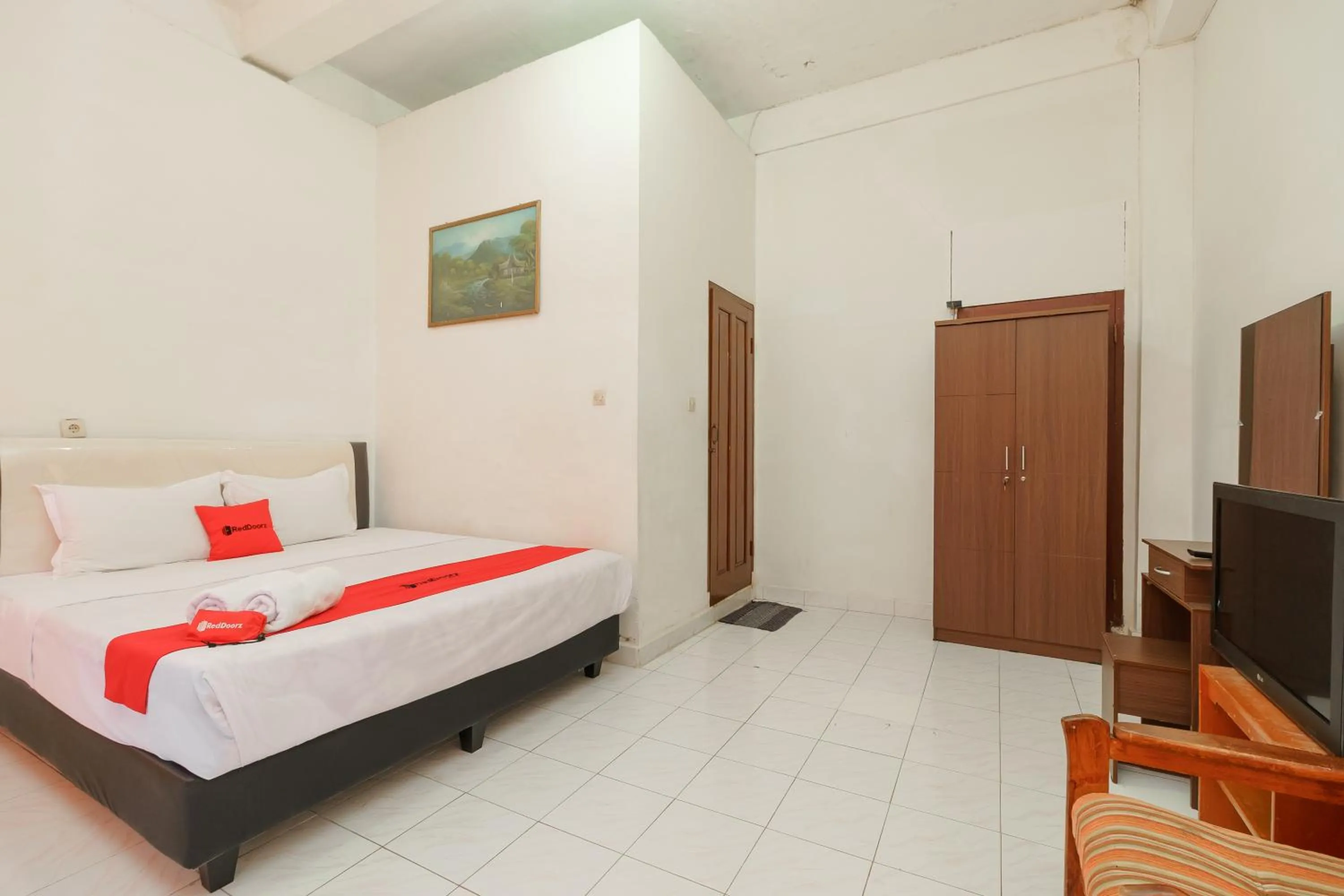 Bedroom, Bed in RedDoorz @ Tuktuk Danau Toba