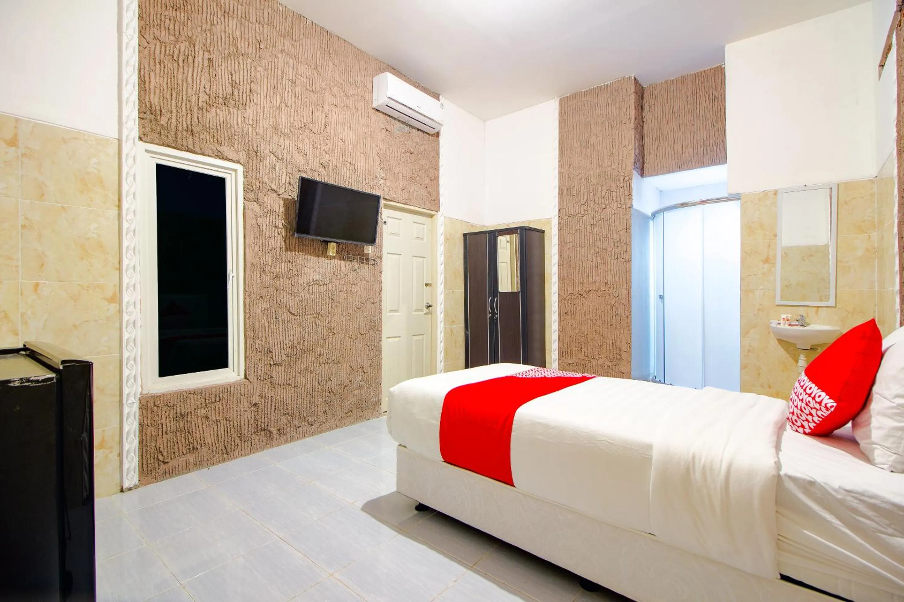 Bedroom, TV/Entertainment Center in OYO 1277 Pondok Damai Syariah