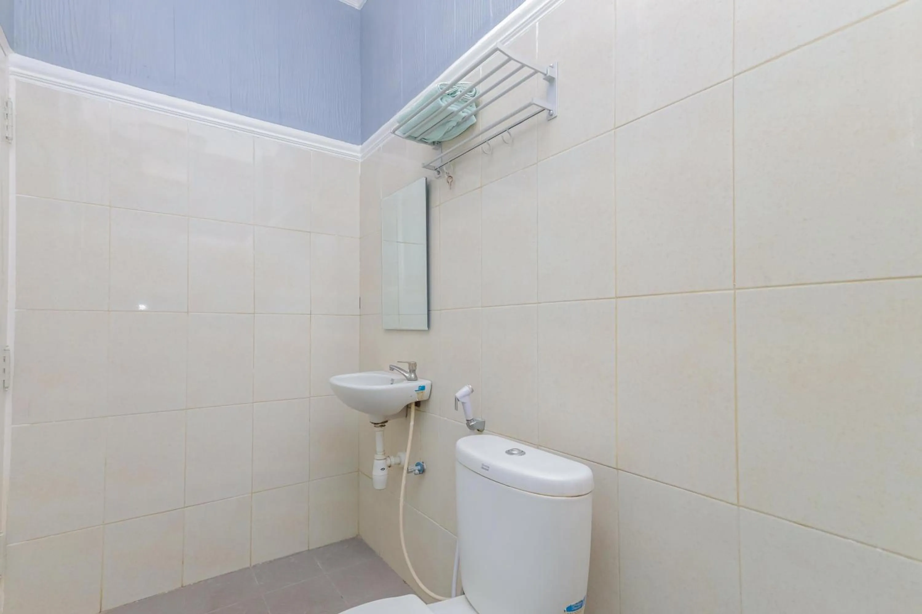 Bathroom in Urbanview Hotel Syariah Near Gelora Delta Sidoarjo