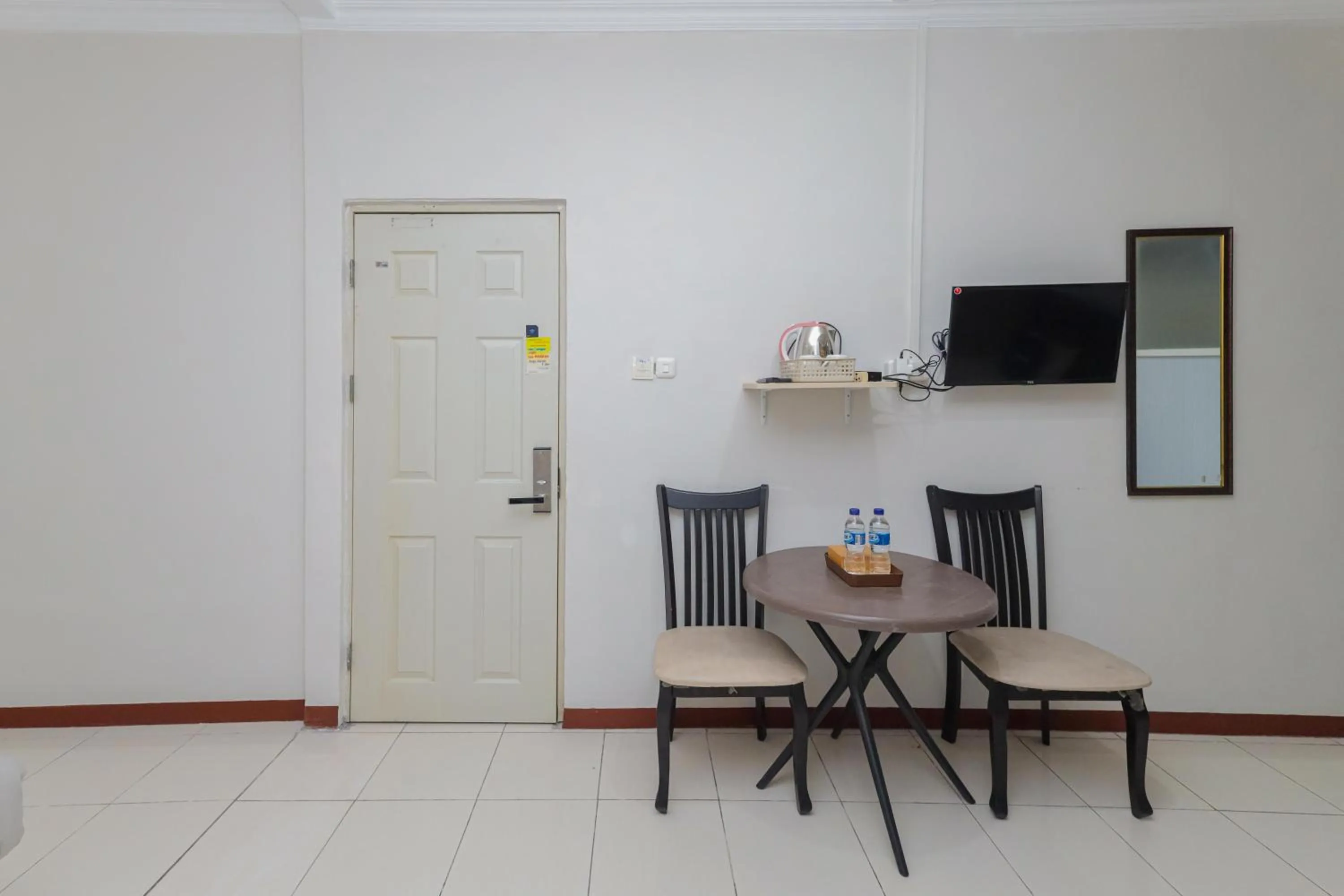 Seating area in Urbanview Hotel Syariah Near Gelora Delta Sidoarjo