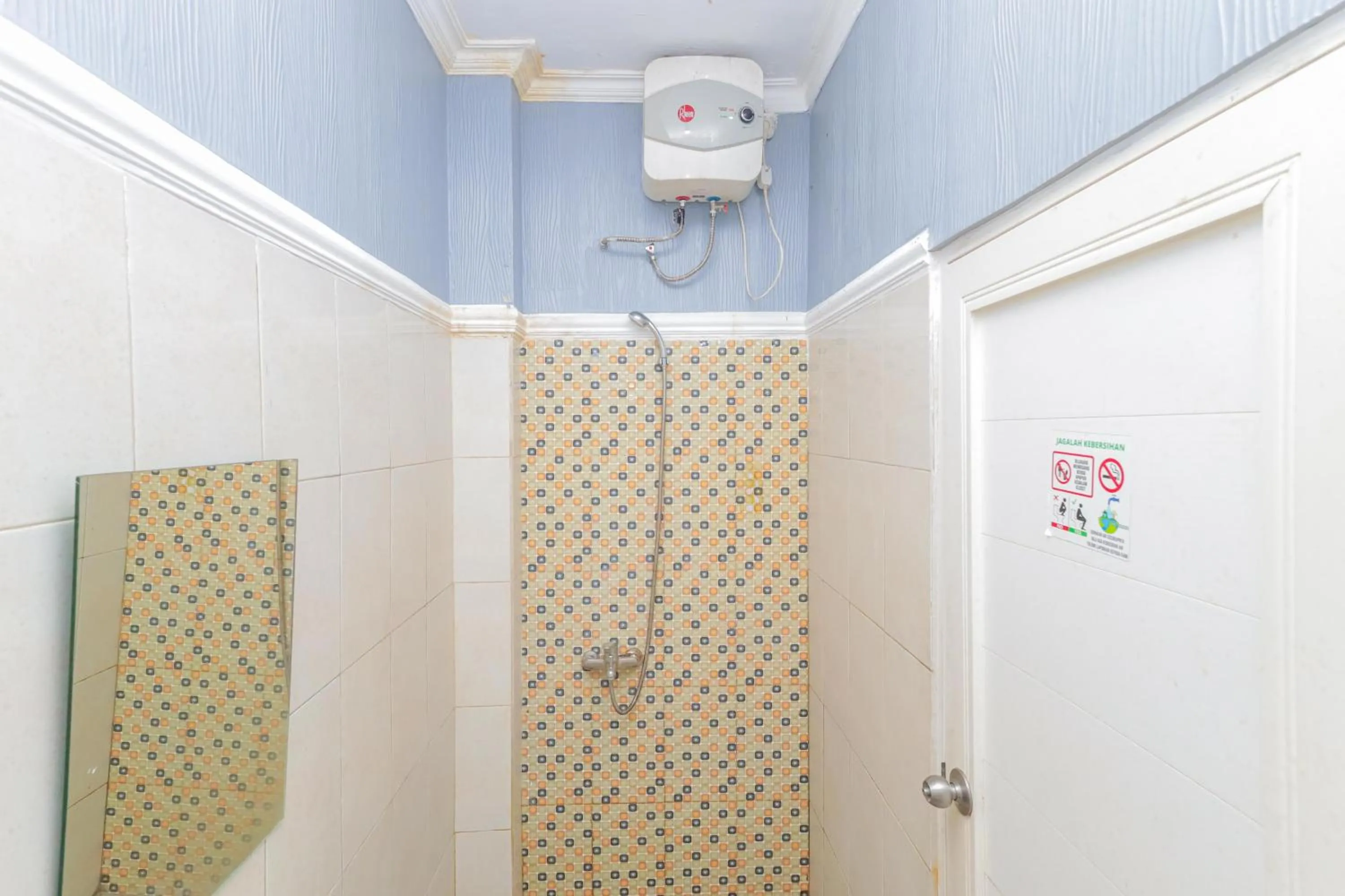 Bathroom in Urbanview Hotel Syariah Near Gelora Delta Sidoarjo