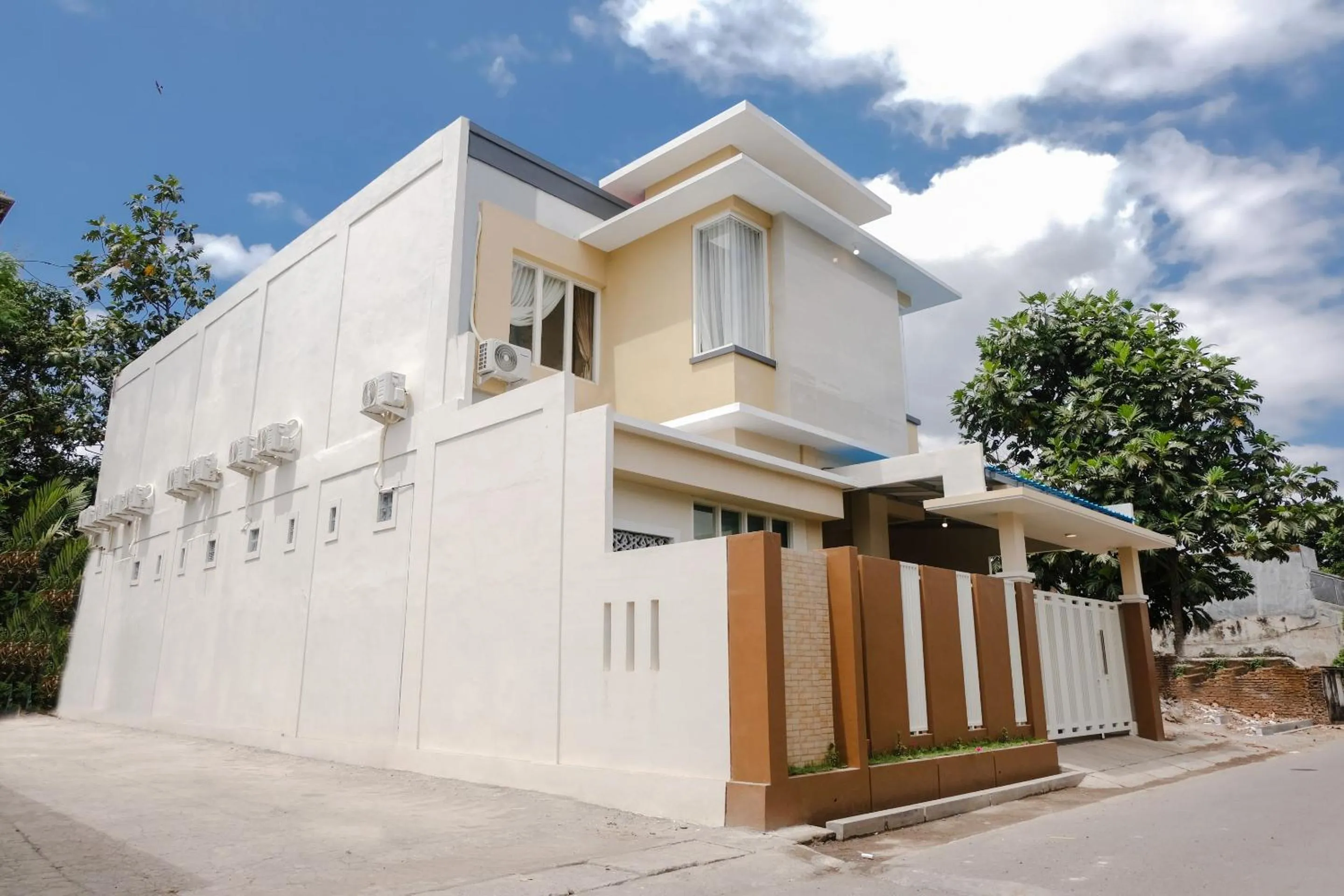 Facade/entrance in OYO Flagship 1603 Antosa Family Residence Silver Key