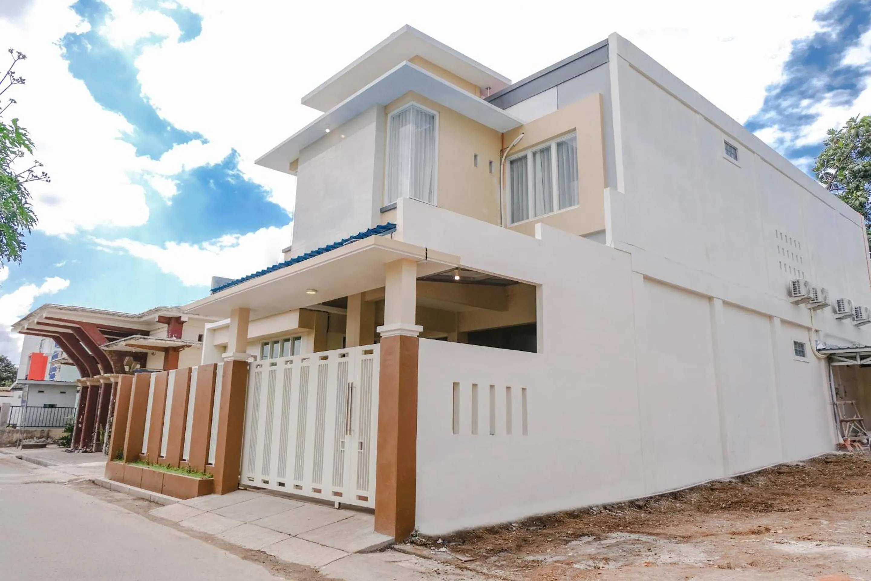 Facade/entrance in OYO Flagship 1603 Antosa Family Residence Silver Key